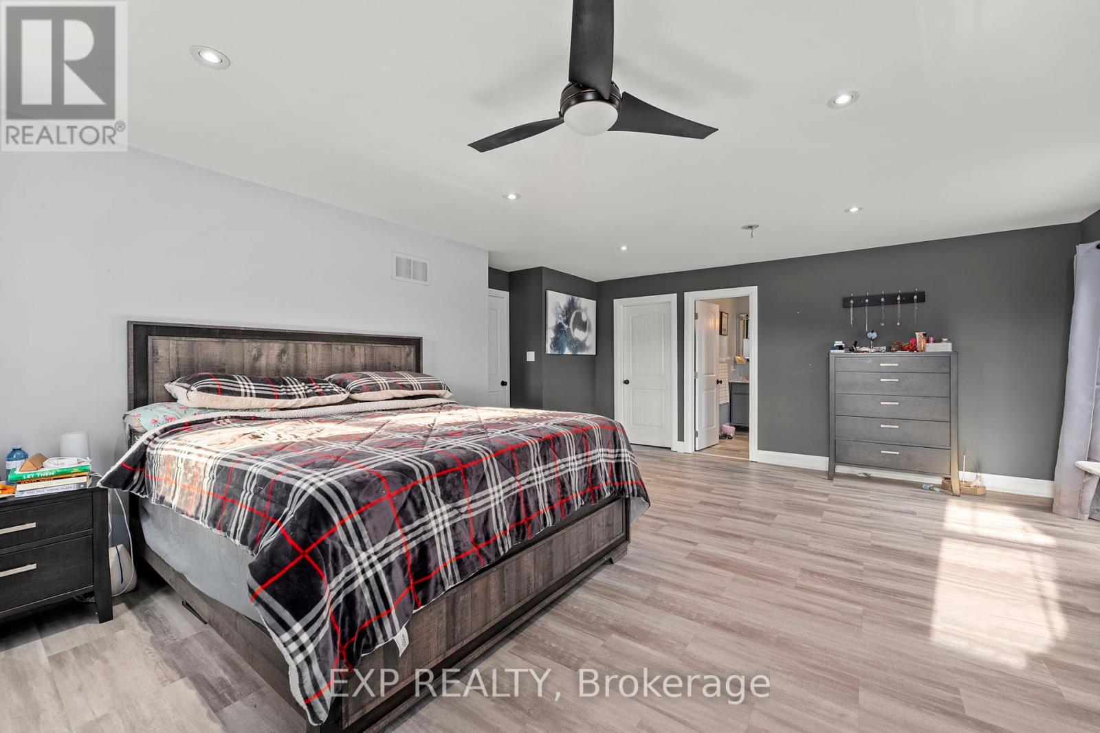 1109 Ravenshoe Road, East Gwillimbury, Ontario  L9P 1R2 - Photo 17 - N12393957