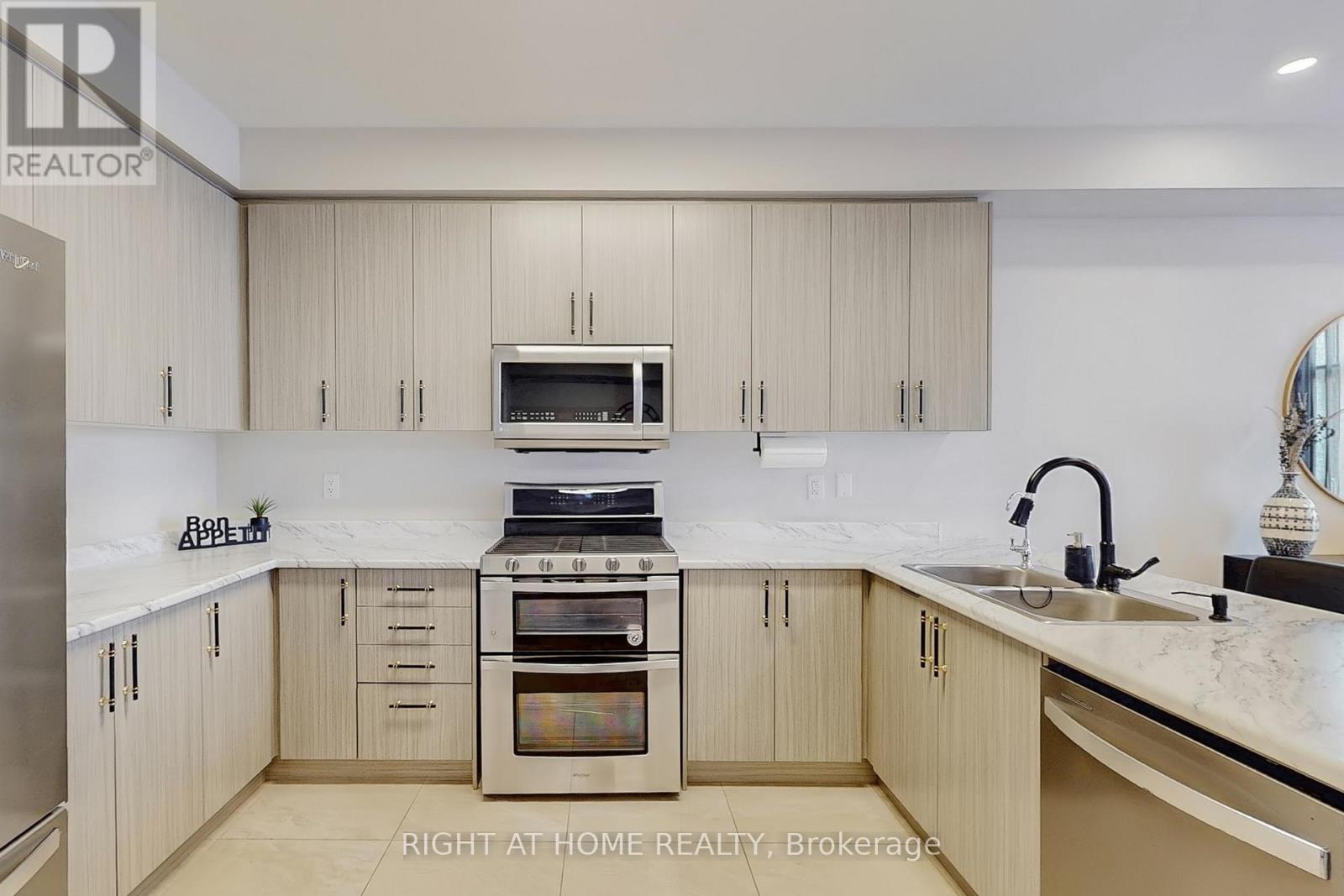 46 Prunella Crescent, East Gwillimbury, Ontario  L9N 0S7 - Photo 17 - N12394044