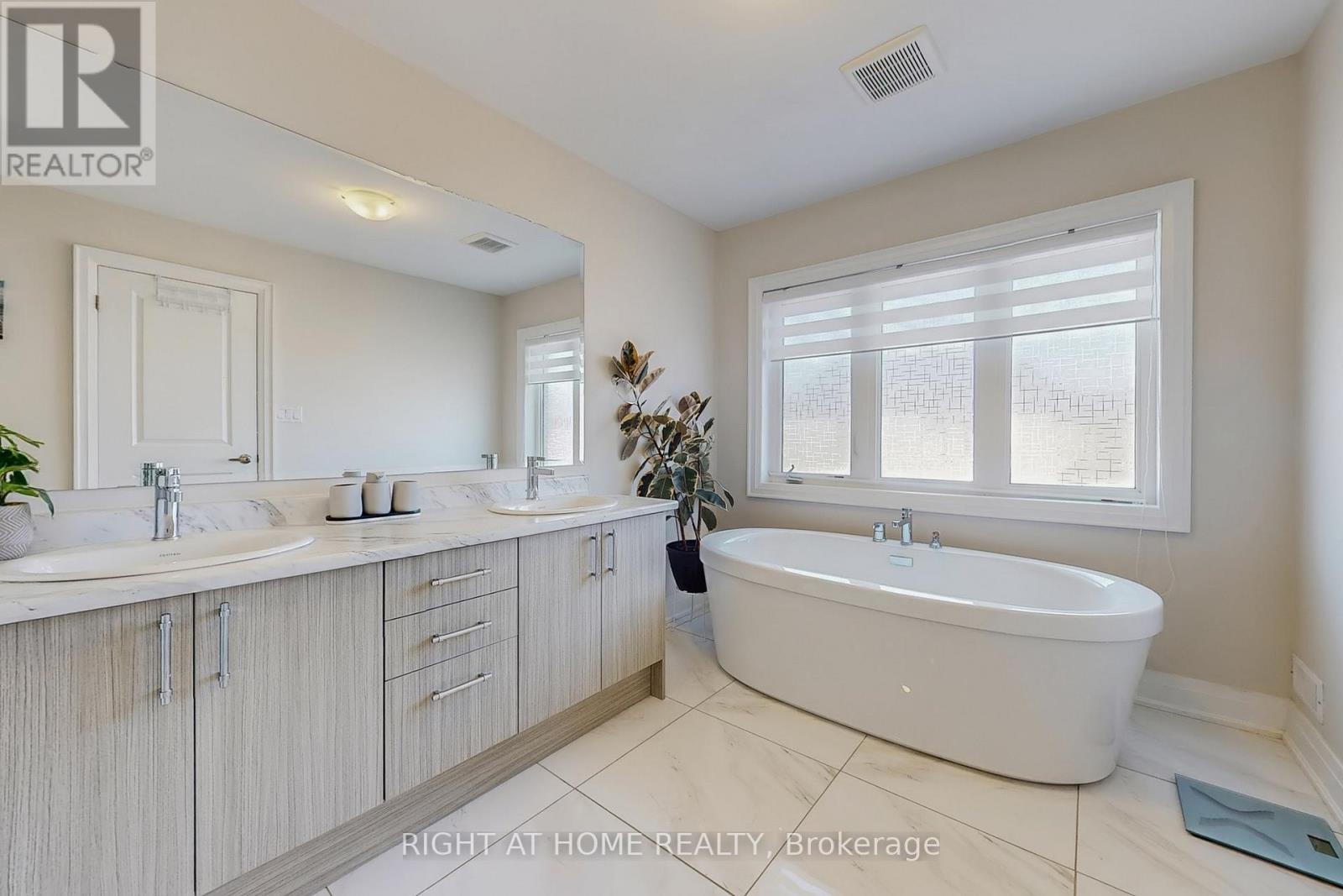 46 Prunella Crescent, East Gwillimbury, Ontario  L9N 0S7 - Photo 25 - N12394044