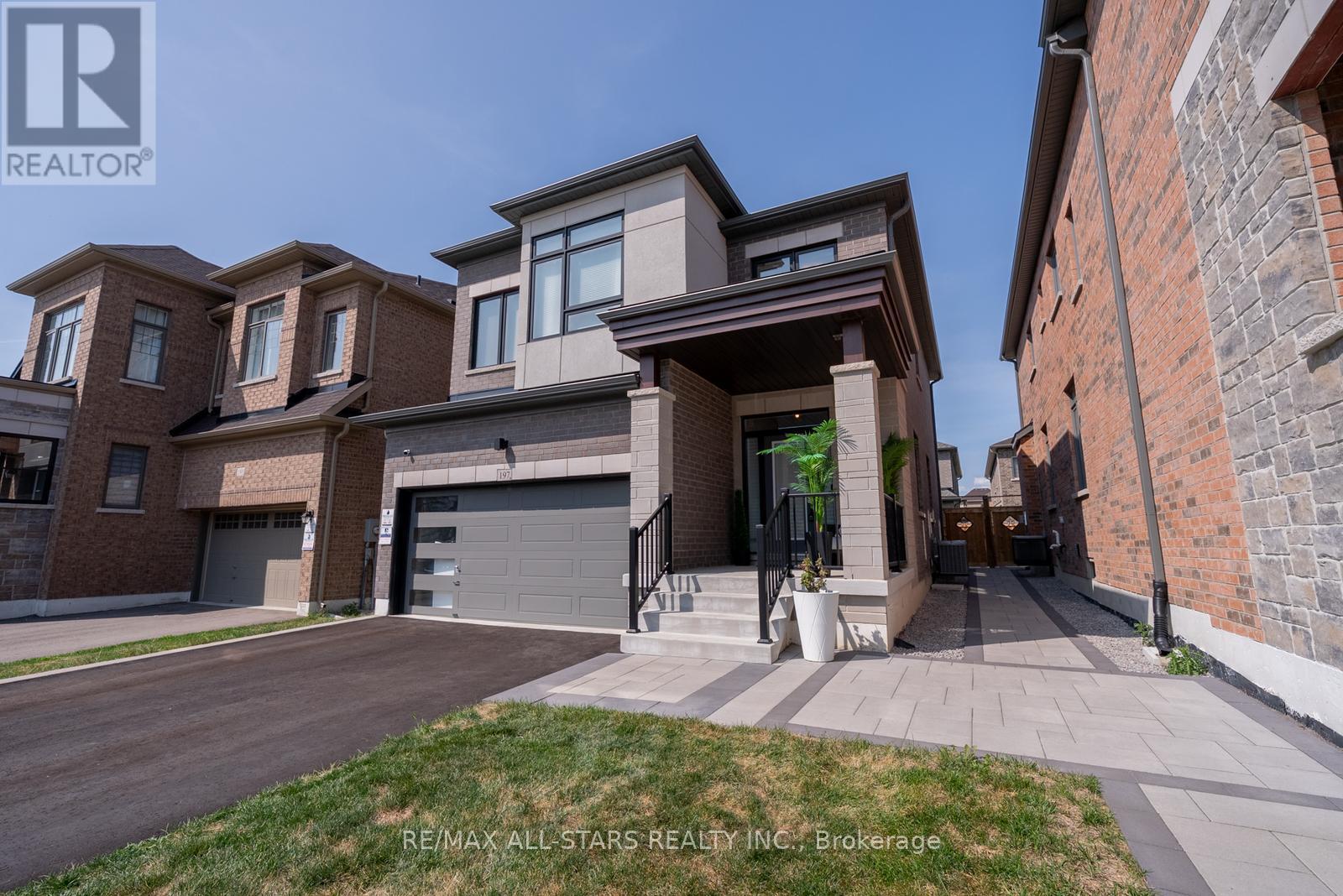 197 Boundary Boulevard, Whitchurch-Stouffville, Ontario  L4A 4W3 - Photo 2 - N12394070