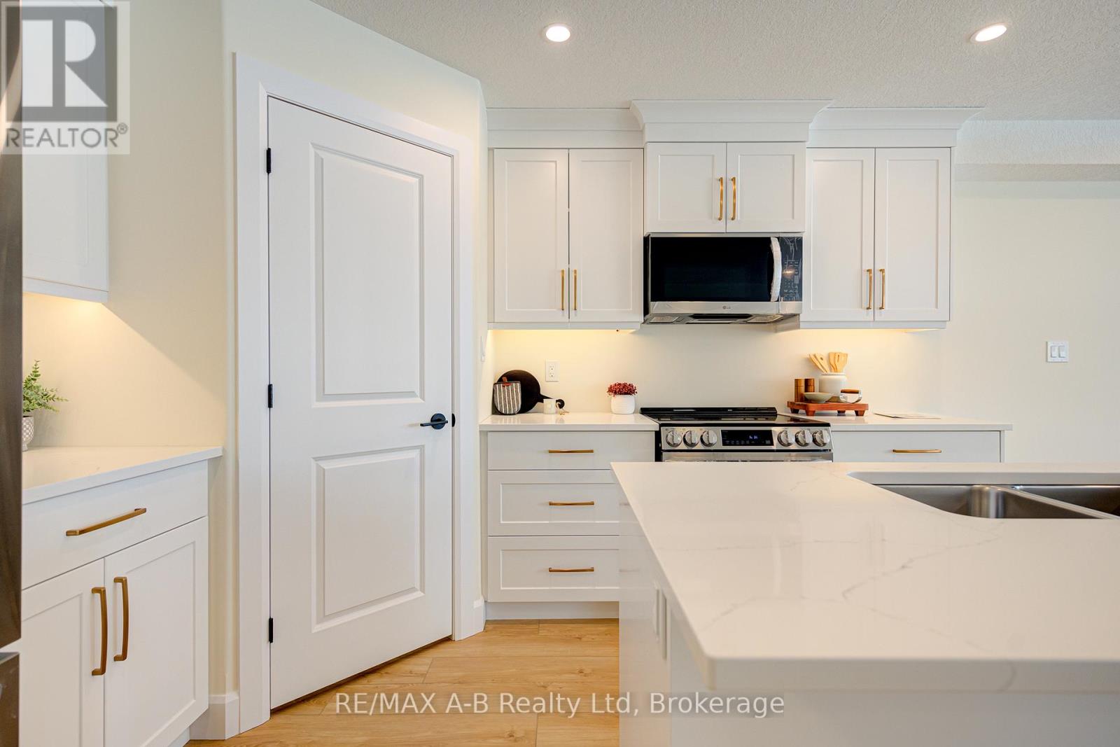 18 Linda Drive, Huron East (Seaforth), Ontario  N0K 1W0 - Photo 12 - X12394141