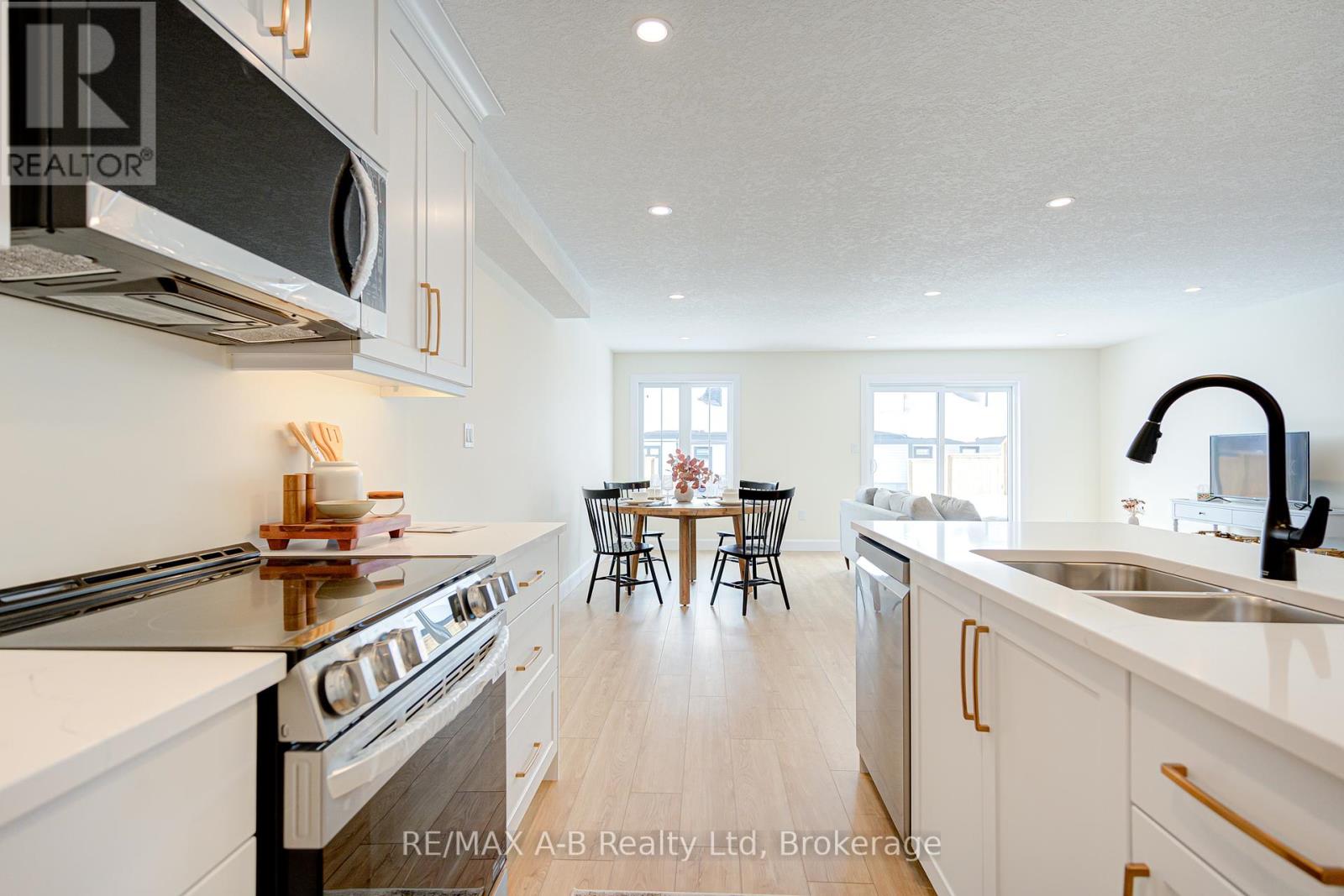18 Linda Drive, Huron East (Seaforth), Ontario  N0K 1W0 - Photo 15 - X12394141
