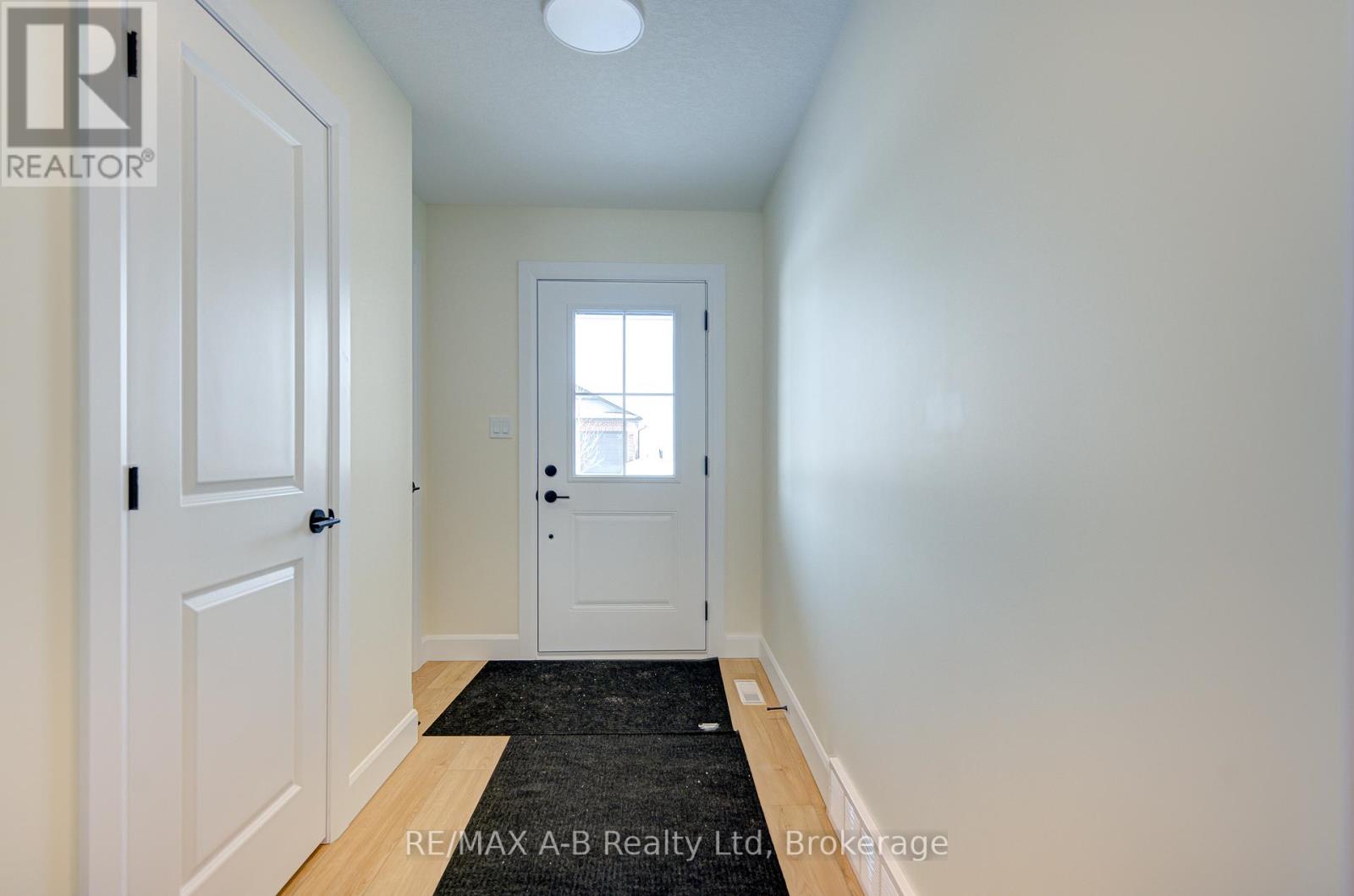 18 Linda Drive, Huron East (Seaforth), Ontario  N0K 1W0 - Photo 2 - X12394141