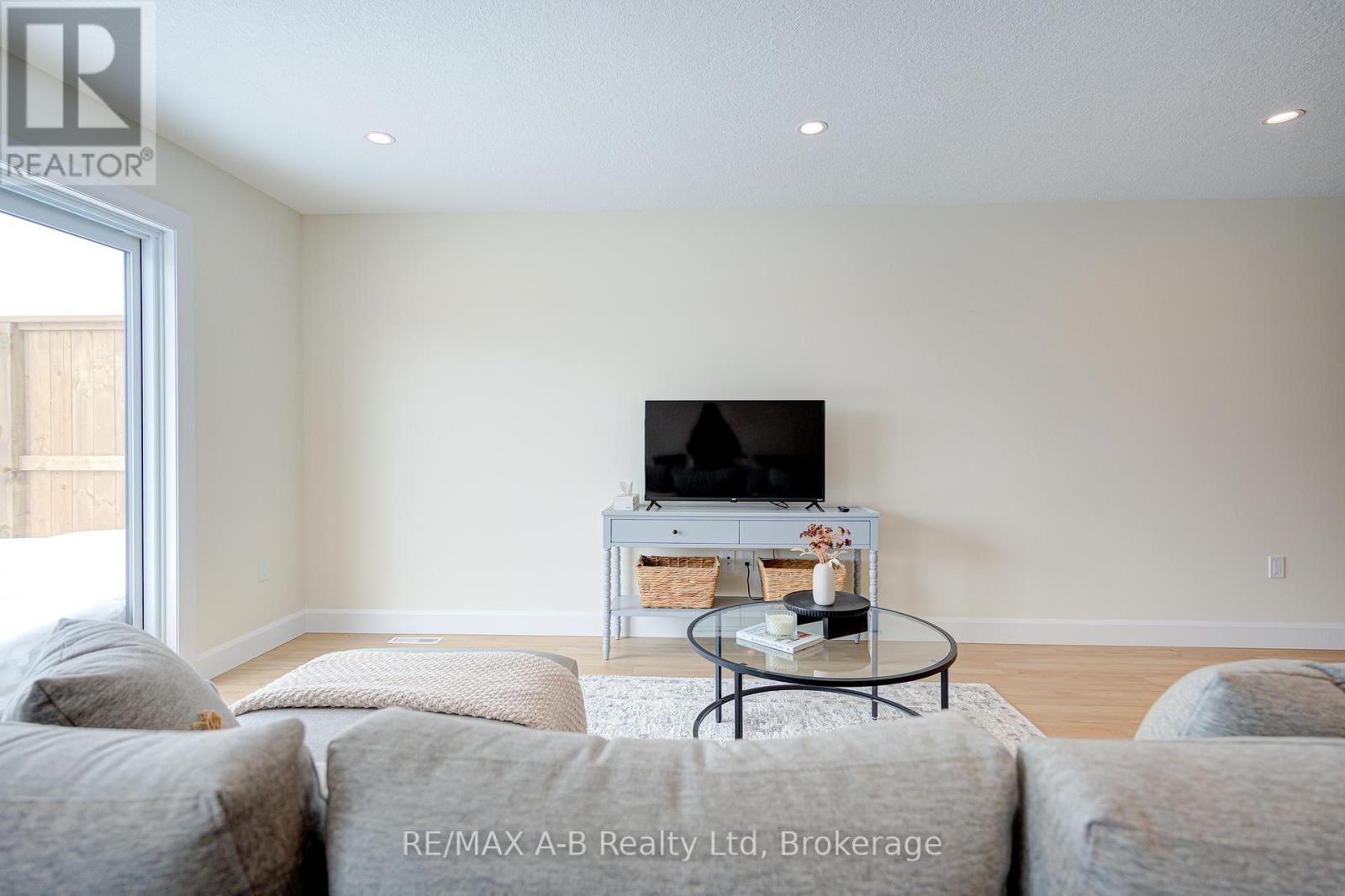 18 Linda Drive, Huron East (Seaforth), Ontario  N0K 1W0 - Photo 22 - X12394141