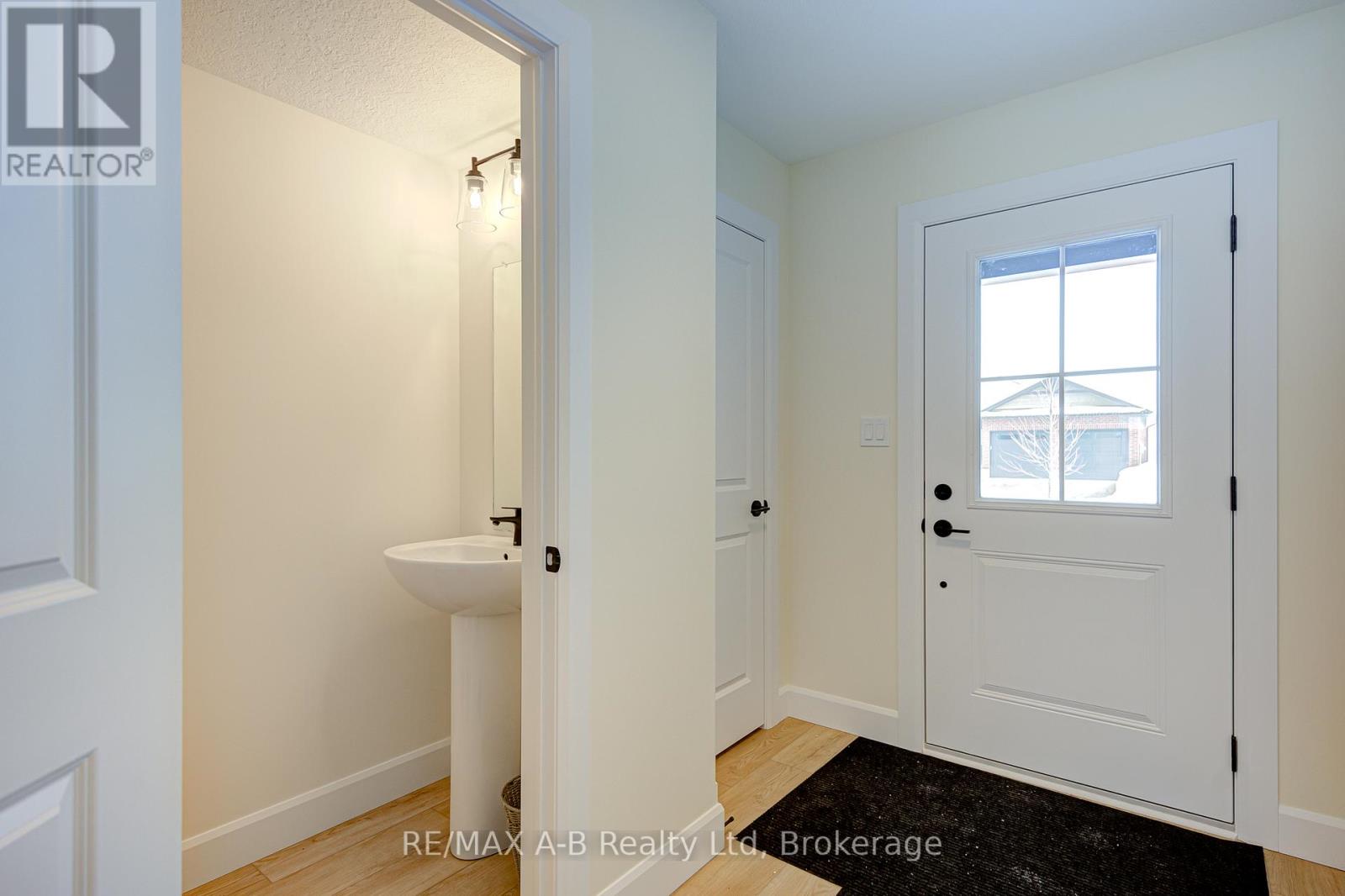 18 Linda Drive, Huron East (Seaforth), Ontario  N0K 1W0 - Photo 3 - X12394141