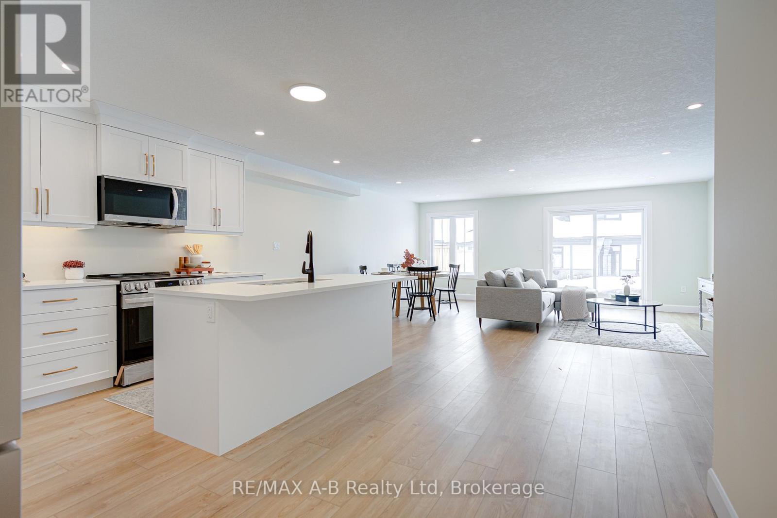 18 Linda Drive, Huron East (Seaforth), Ontario  N0K 1W0 - Photo 6 - X12394141