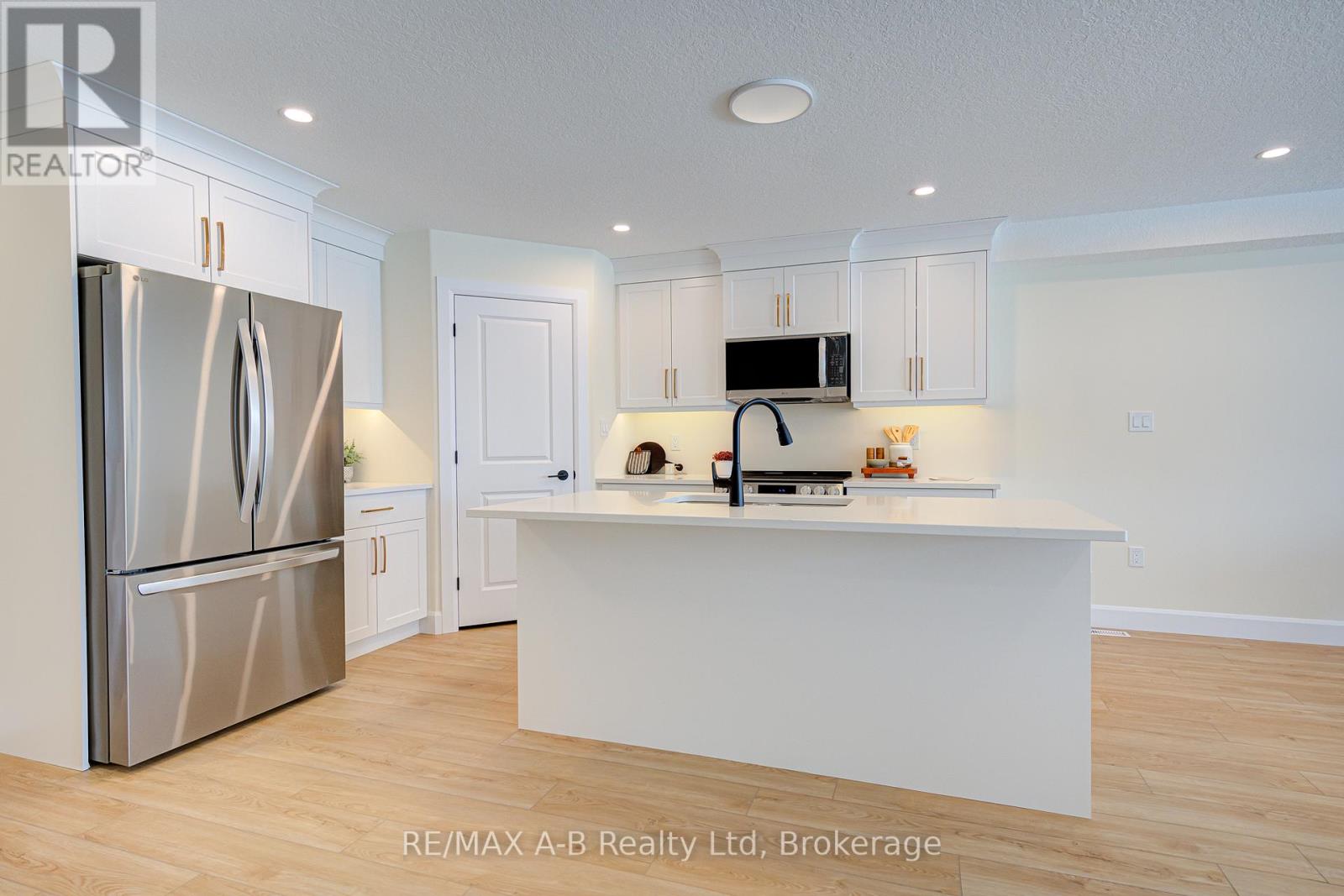 18 Linda Drive, Huron East (Seaforth), Ontario  N0K 1W0 - Photo 8 - X12394141