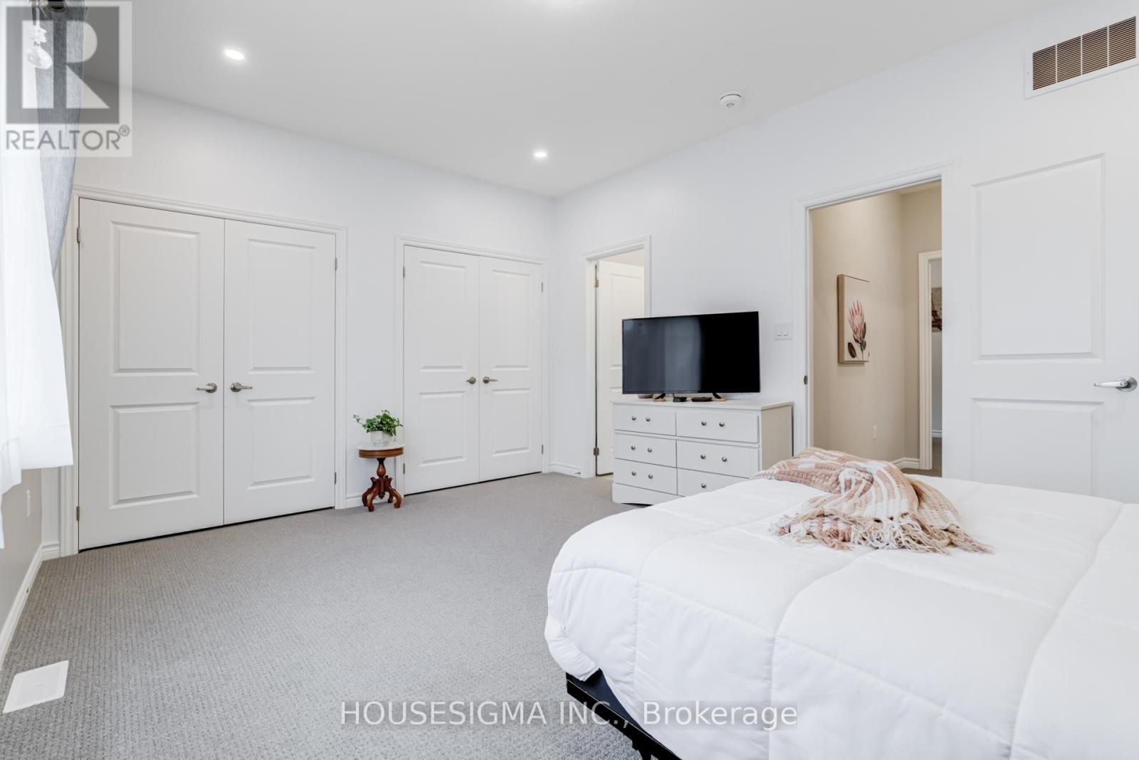 208 Breton Street, Clearview, Ontario  L0M 1S0 - Photo 9 - S12393930