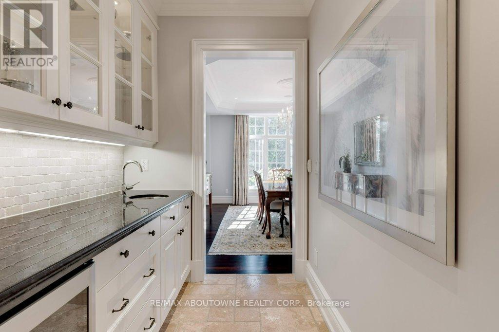 1237 Donlea Crescent, Oakville, Ontario  L6J 1V8 - Photo 11 - W12394022