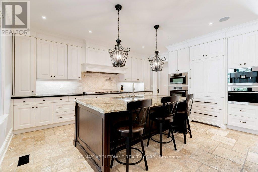 1237 Donlea Crescent, Oakville, Ontario  L6J 1V8 - Photo 14 - W12394022