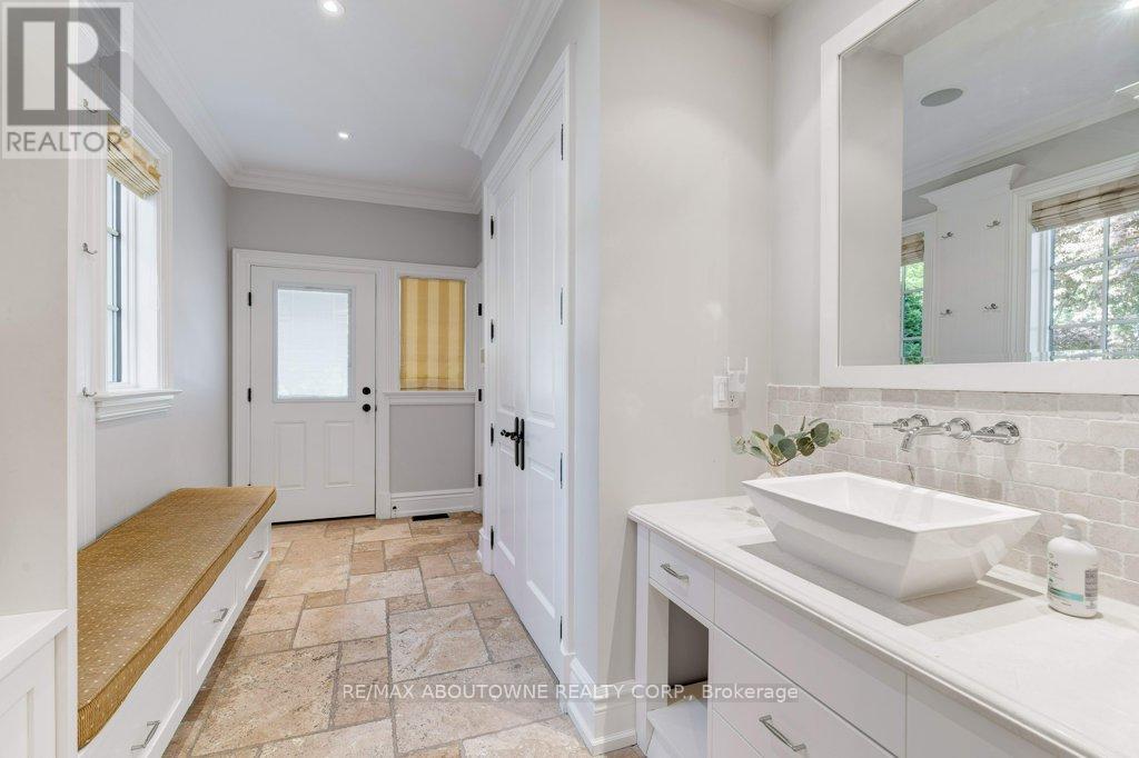 1237 Donlea Crescent, Oakville, Ontario  L6J 1V8 - Photo 20 - W12394022