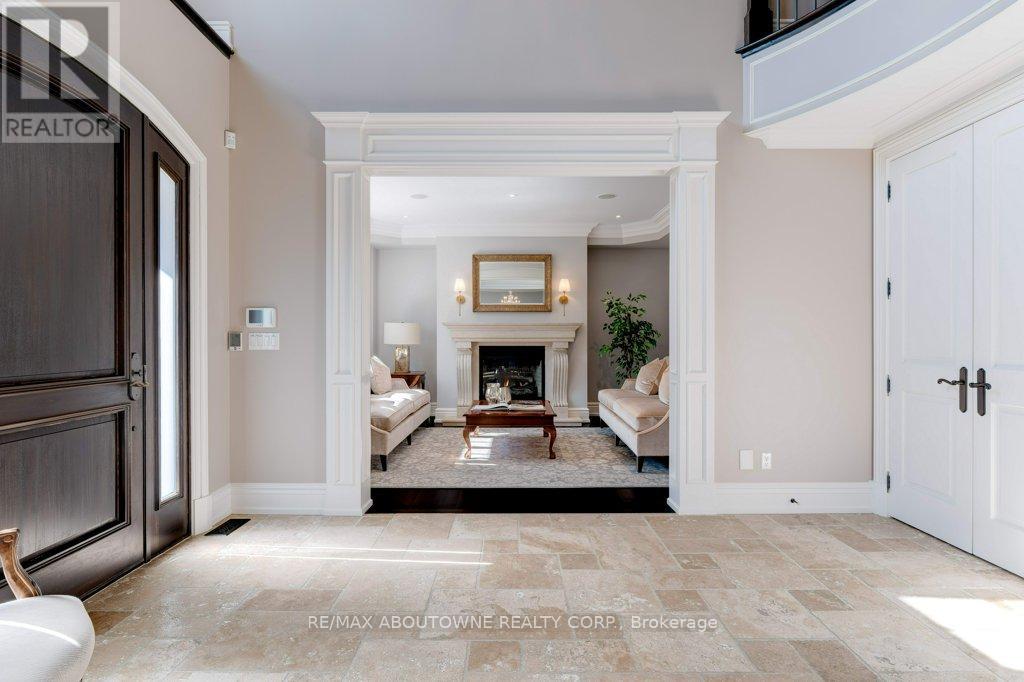 1237 Donlea Crescent, Oakville, Ontario  L6J 1V8 - Photo 6 - W12394022