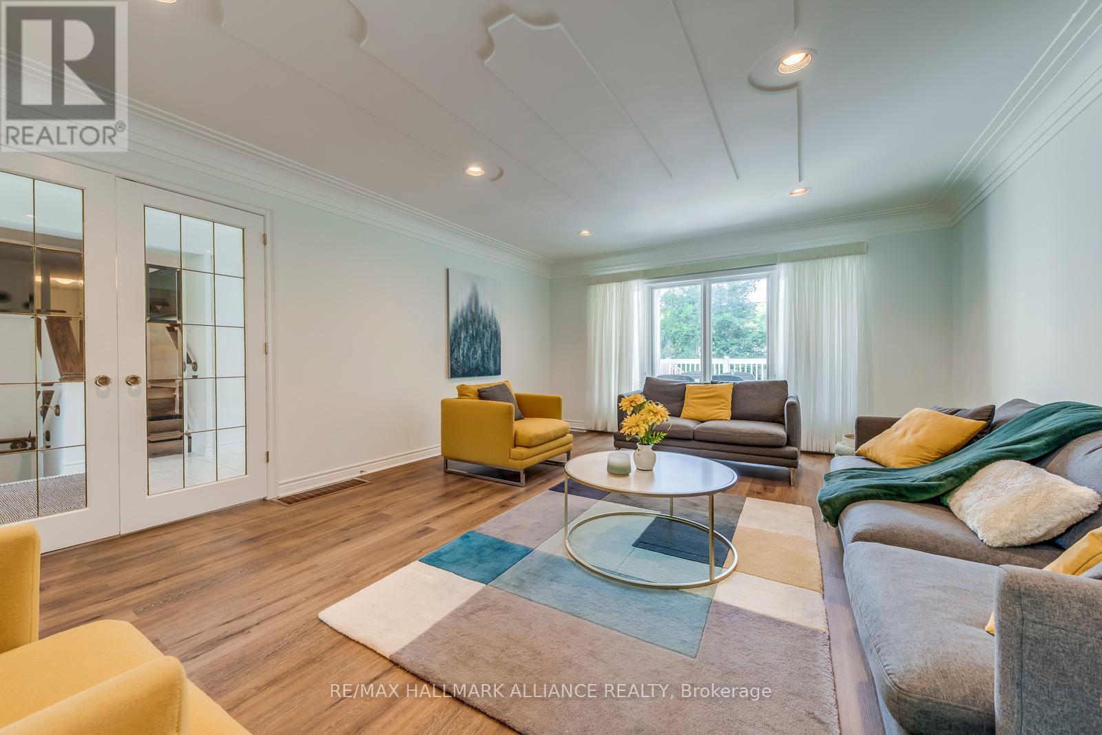 157 Trelawn Avenue, Oakville, Ontario  L6J 4R3 - Photo 4 - W12394032