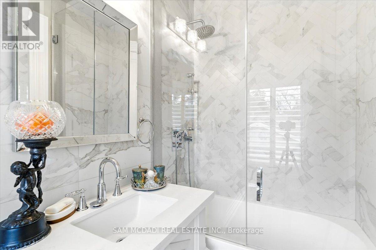 883 Parkland Avenue, Mississauga, Ontario  L5H 3G6 - Photo 31 - W12394131