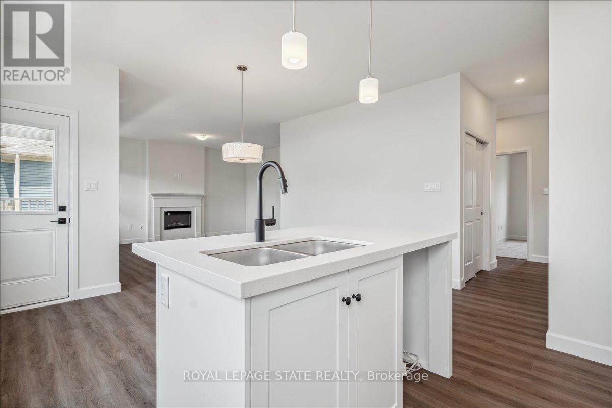 5b Shores Lane, Fort Erie, Ontario  L0S 1B0 - Photo 11 - X12393951