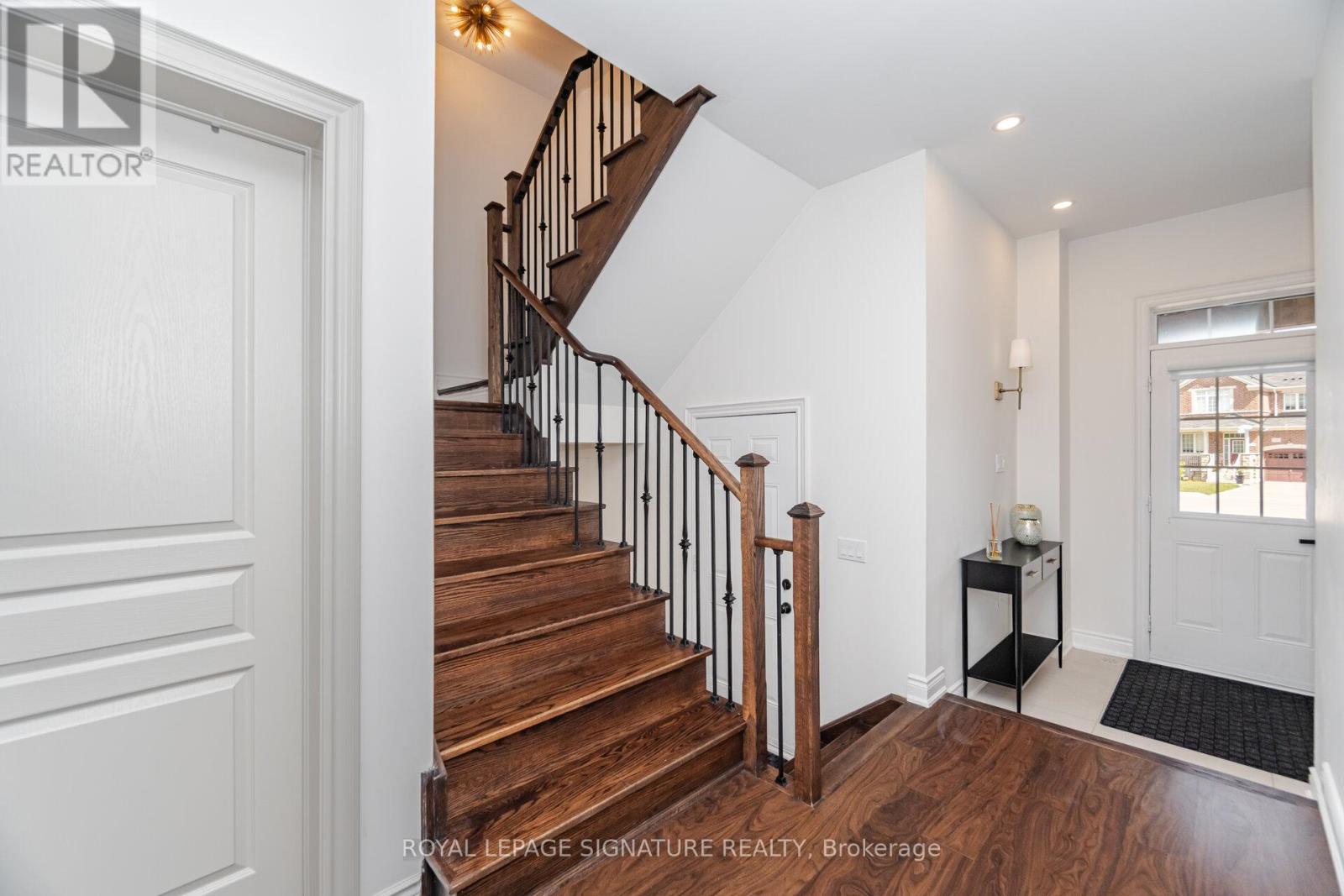 99 Burke Street, Hamilton (Waterdown), Ontario  L8B 0T8 - Photo 13 - X12394076