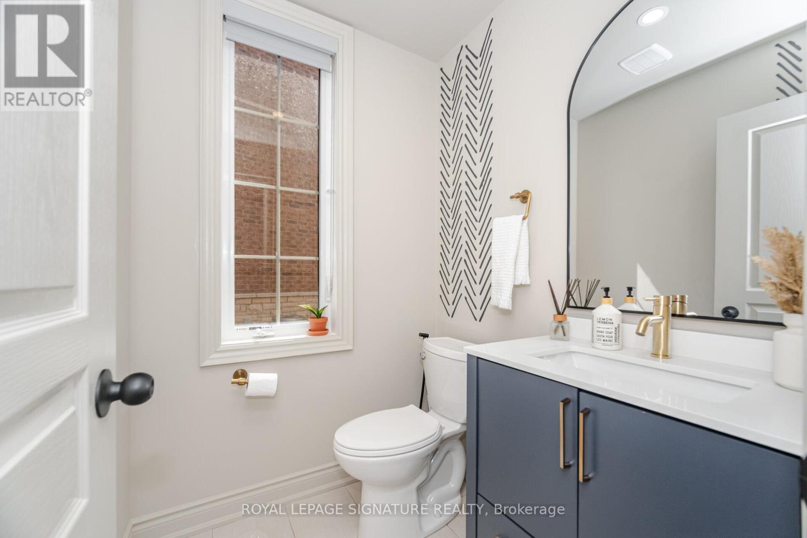 99 Burke Street, Hamilton (Waterdown), Ontario  L8B 0T8 - Photo 14 - X12394076