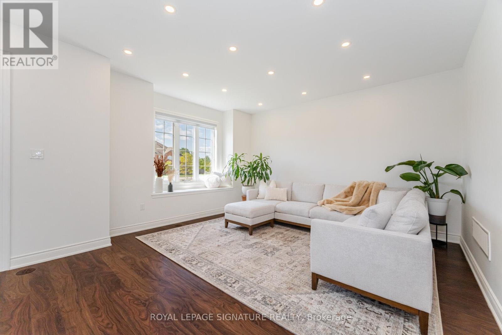 99 Burke Street, Hamilton (Waterdown), Ontario  L8B 0T8 - Photo 4 - X12394076