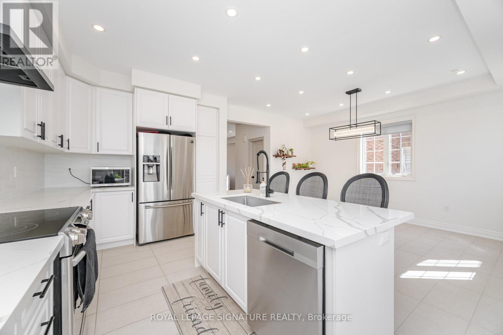 99 Burke Street, Hamilton (Waterdown), Ontario  L8B 0T8 - Photo 6 - X12394076
