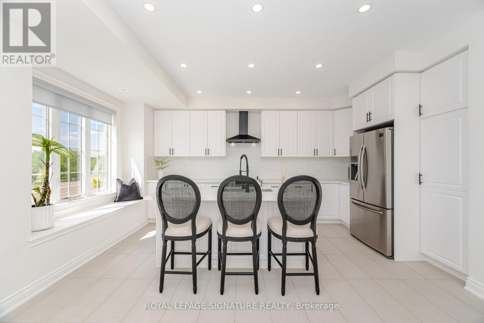 99 Burke Street, Hamilton (Waterdown), Ontario  L8B 0T8 - Photo 7 - X12394076