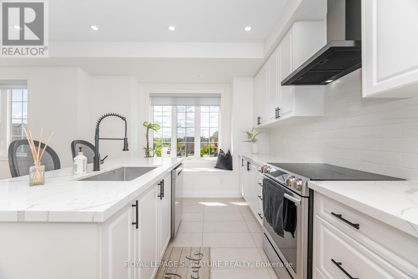 99 Burke Street, Hamilton (Waterdown), Ontario  L8B 0T8 - Photo 8 - X12394076