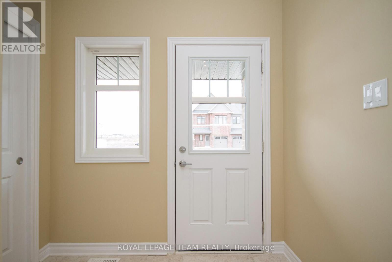 464 Brettonwood Ridge, Ottawa, Ontario  K2T 0K7 - Photo 3 - X12367901