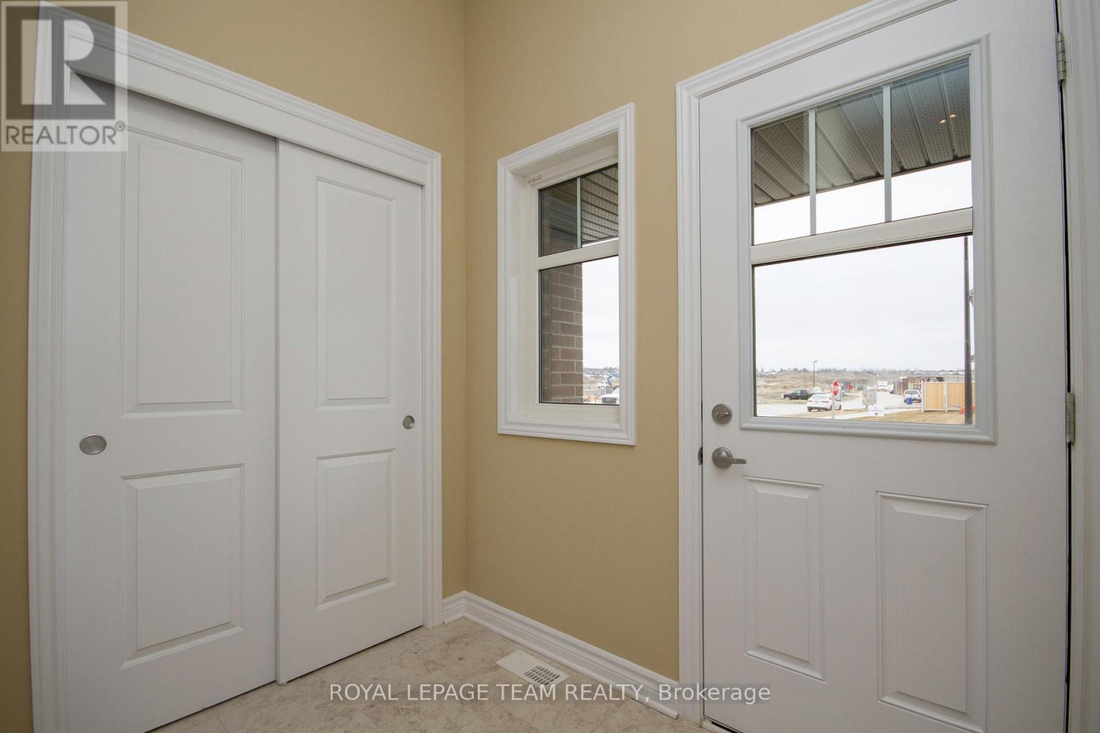464 Brettonwood Ridge, Ottawa, Ontario  K2T 0K7 - Photo 4 - X12367901