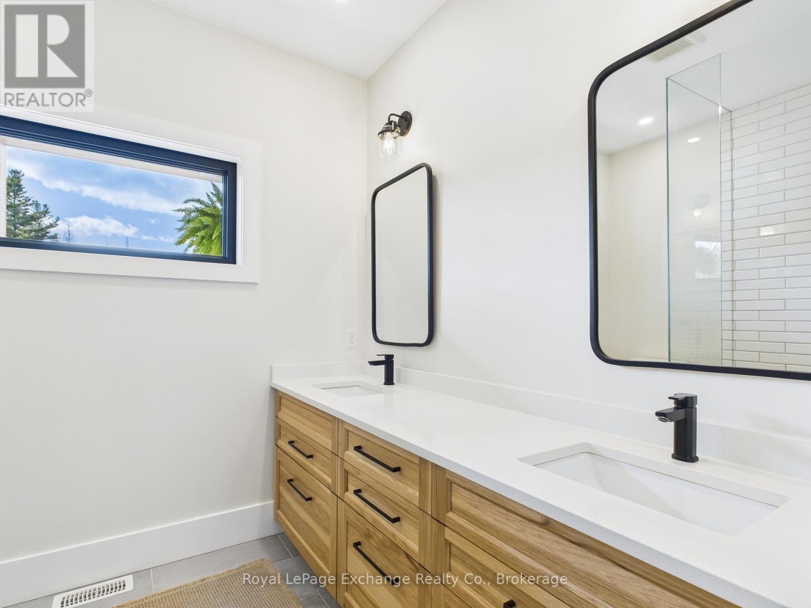 872 16th Street, Hanover, Ontario  N4N 0B7 - Photo 18 - X12394389