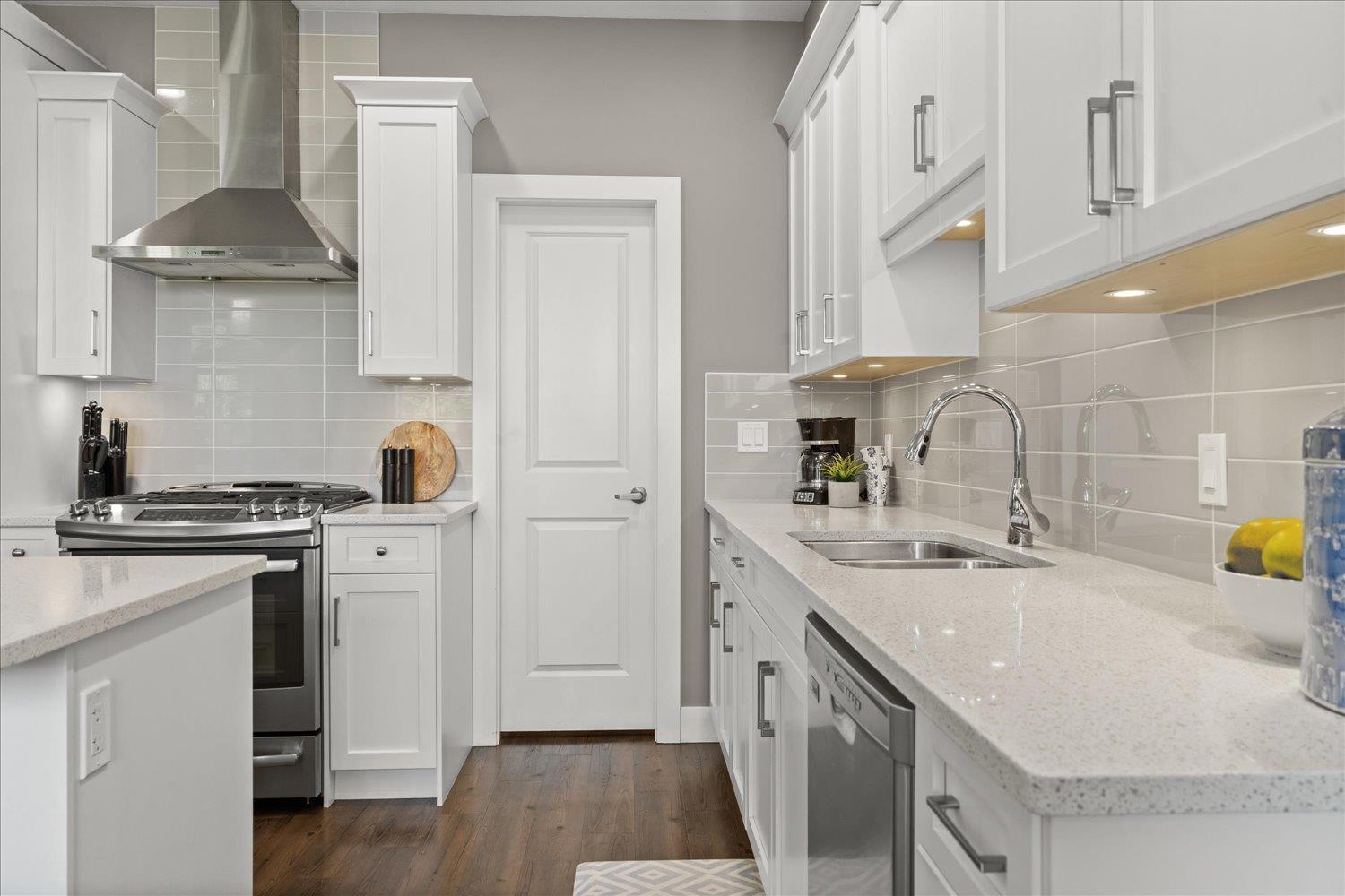 Property at 7569 DICKINSON PLACE image 4