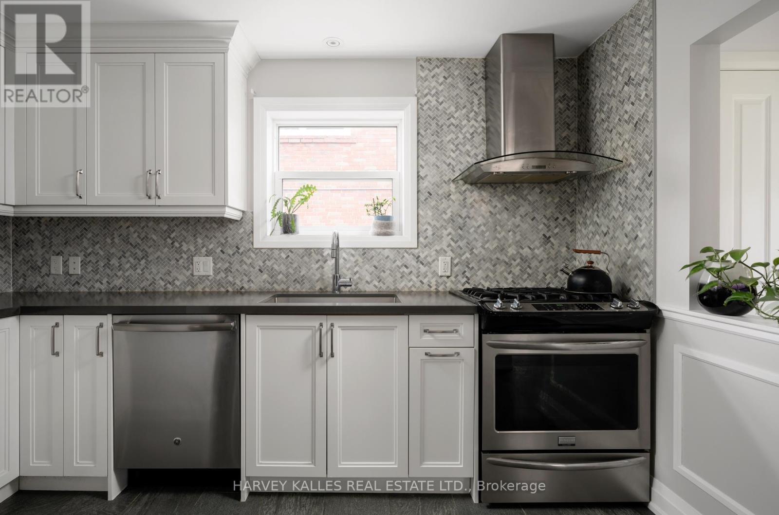 89 Charleswood Drive, Toronto (Clanton Park), Ontario  M3H 1X5 - Photo 5 - C12394134