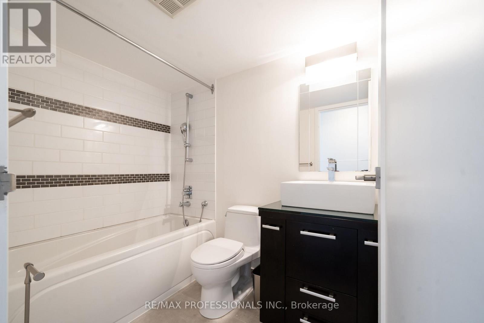 2302 - 25 The Esplanade, Toronto, Ontario M5E 1W5 - Photo 17 - C12394234