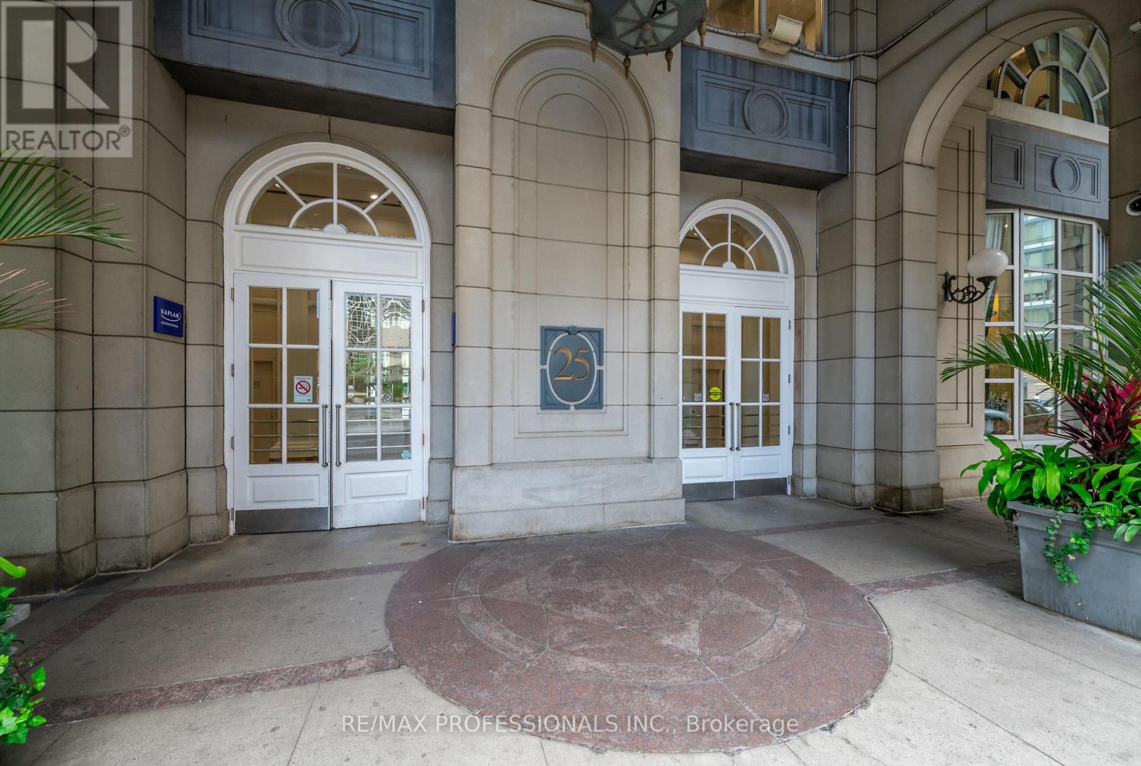 2302 - 25 The Esplanade, Toronto, Ontario M5E 1W5 - Photo 2 - C12394234