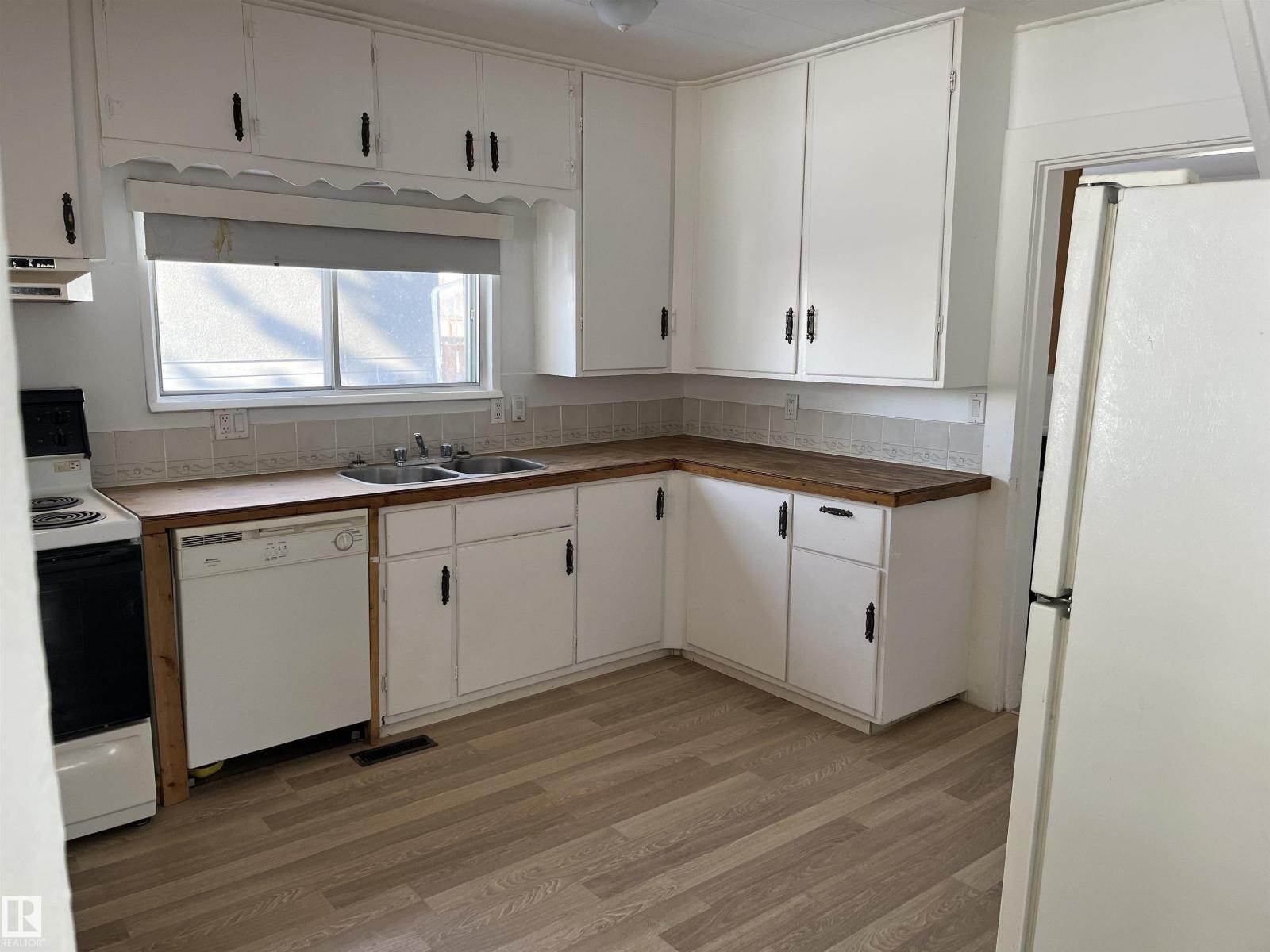 4928 55 Av, Viking, Alberta  T0B 4N0 - Photo 2 - E4457028