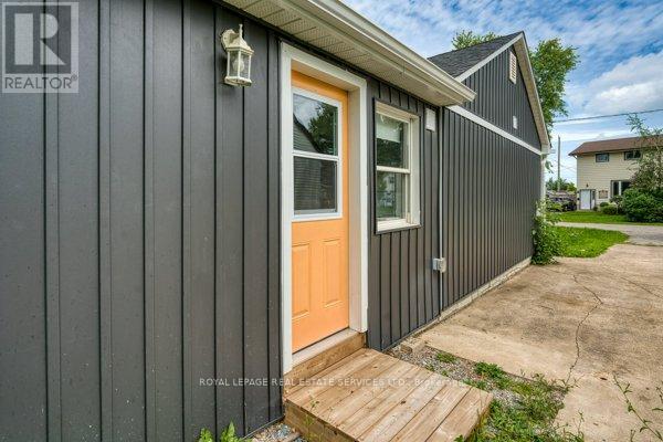 17 Kirk Street, St. Catharines (Western Hill), Ontario  L2S 1B8 - Photo 4 - X12394164