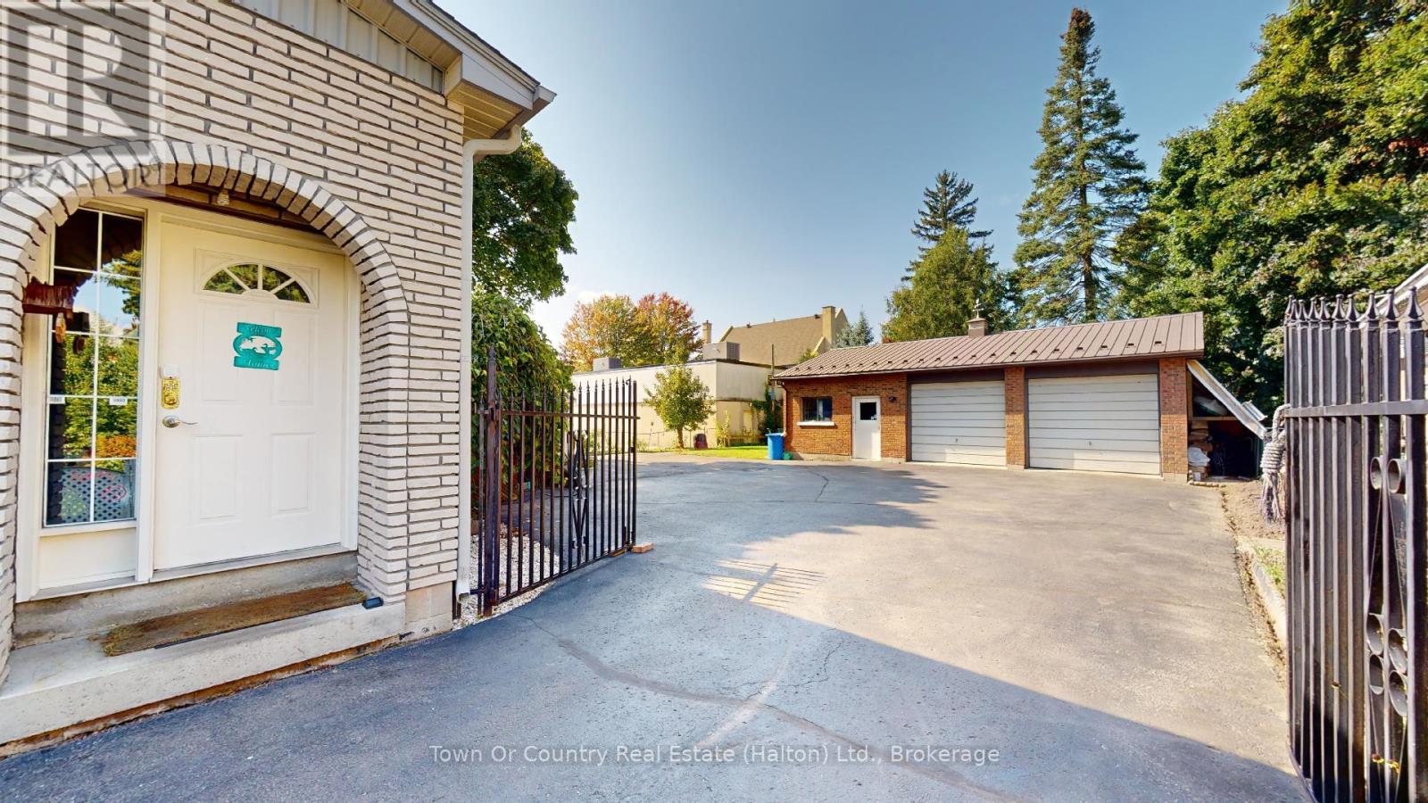540 10th Avenue, Hanover, Ontario  N4N 2P4 - Photo 3 - X12394502