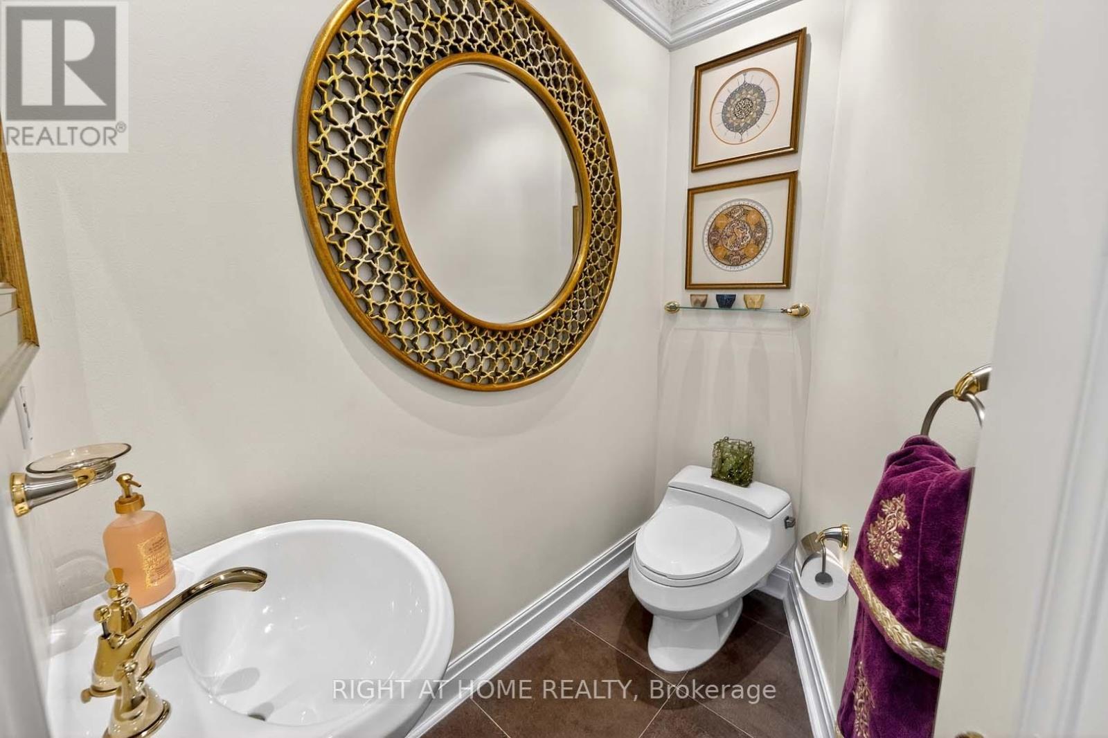 242 Walmer Road, Toronto, Ontario  M5R 3R7 - Photo 13 - C12394312