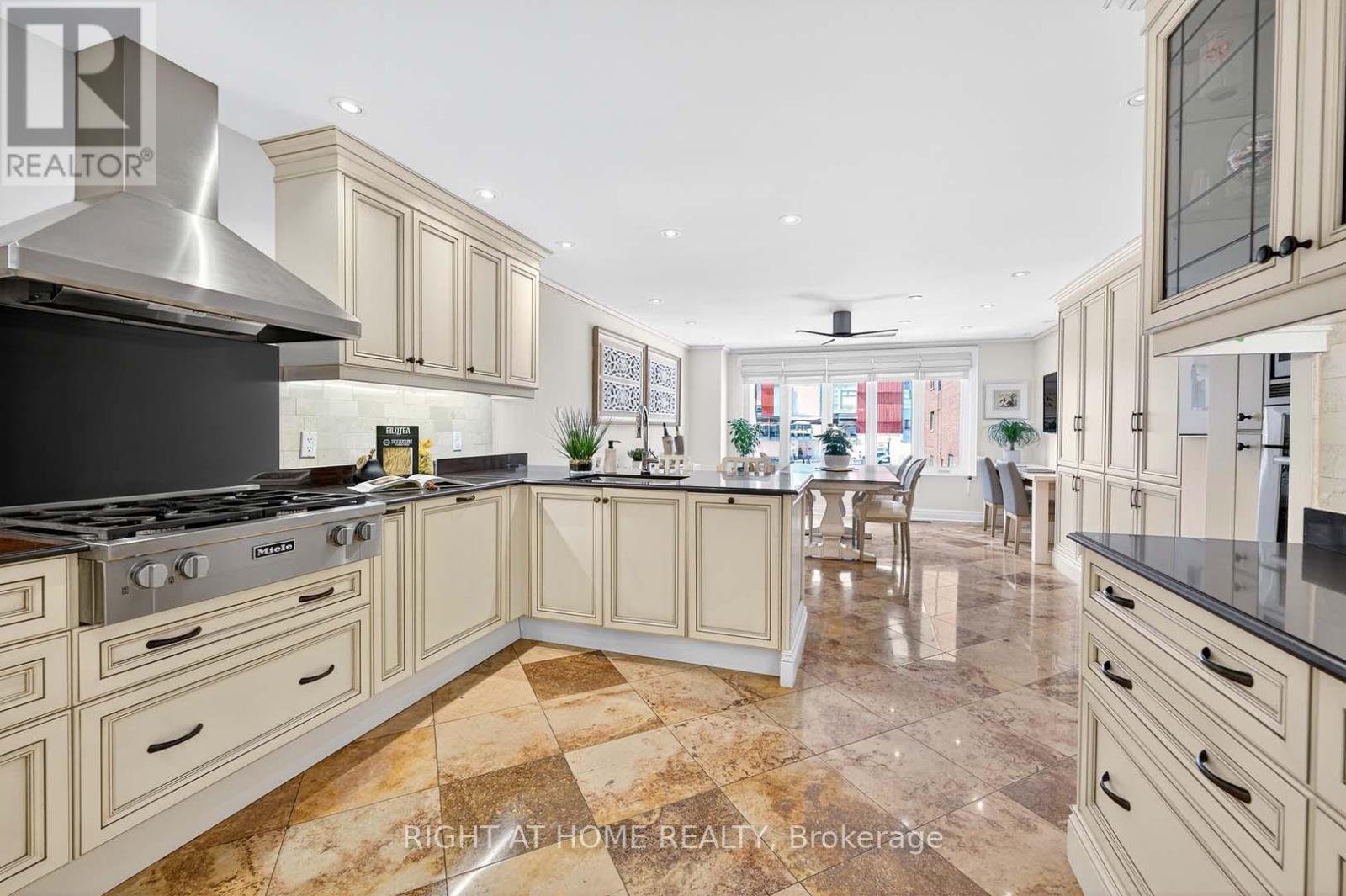 242 Walmer Road, Toronto, Ontario  M5R 3R7 - Photo 20 - C12394312