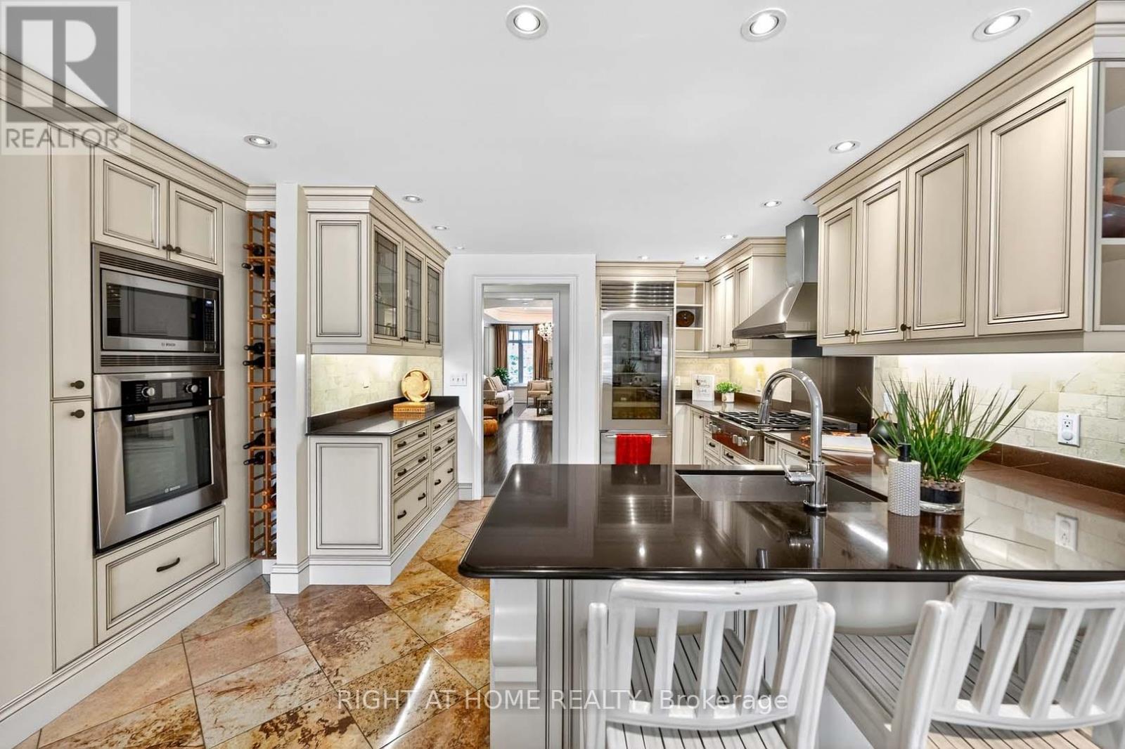 242 Walmer Road, Toronto, Ontario  M5R 3R7 - Photo 21 - C12394312