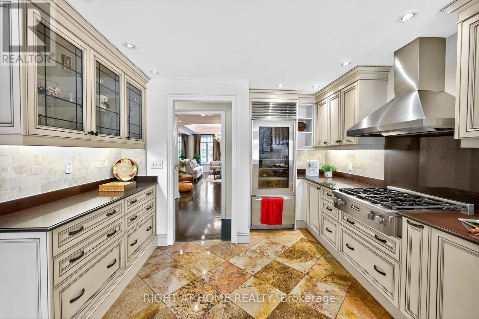242 Walmer Road, Toronto, Ontario  M5R 3R7 - Photo 22 - C12394312
