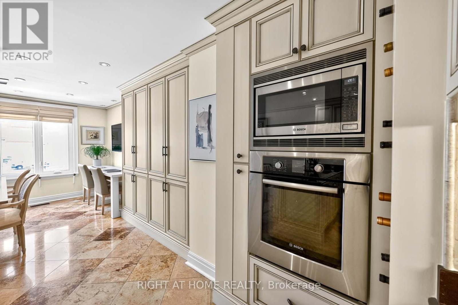 242 Walmer Road, Toronto, Ontario  M5R 3R7 - Photo 24 - C12394312
