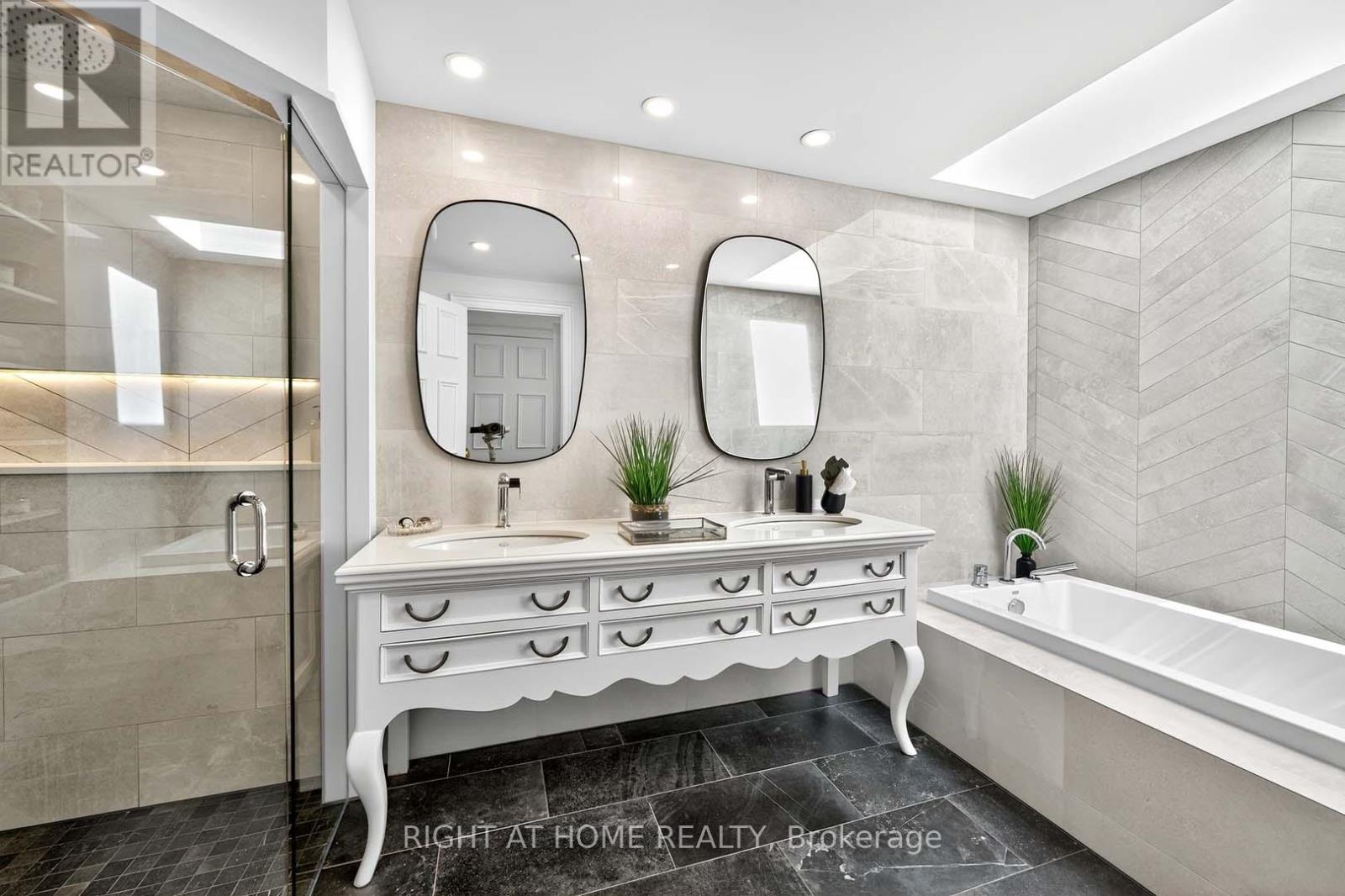 242 Walmer Road, Toronto, Ontario  M5R 3R7 - Photo 35 - C12394312