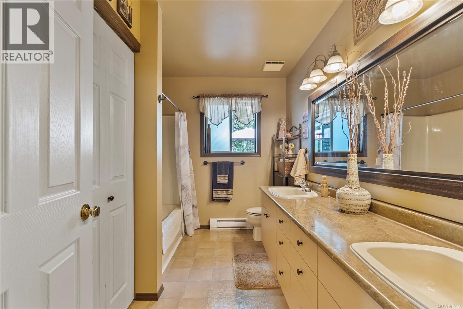 Property at 1252 Mariposa Ave image 5