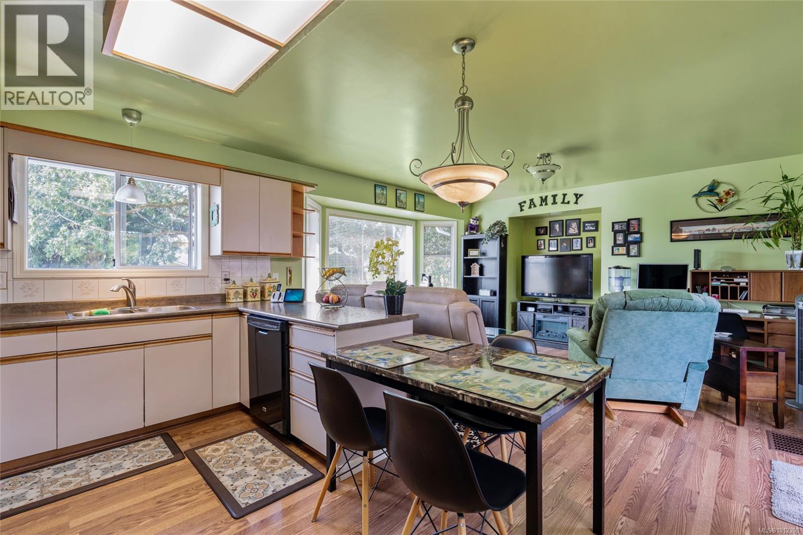 Property at 1252 Mariposa Ave image 3