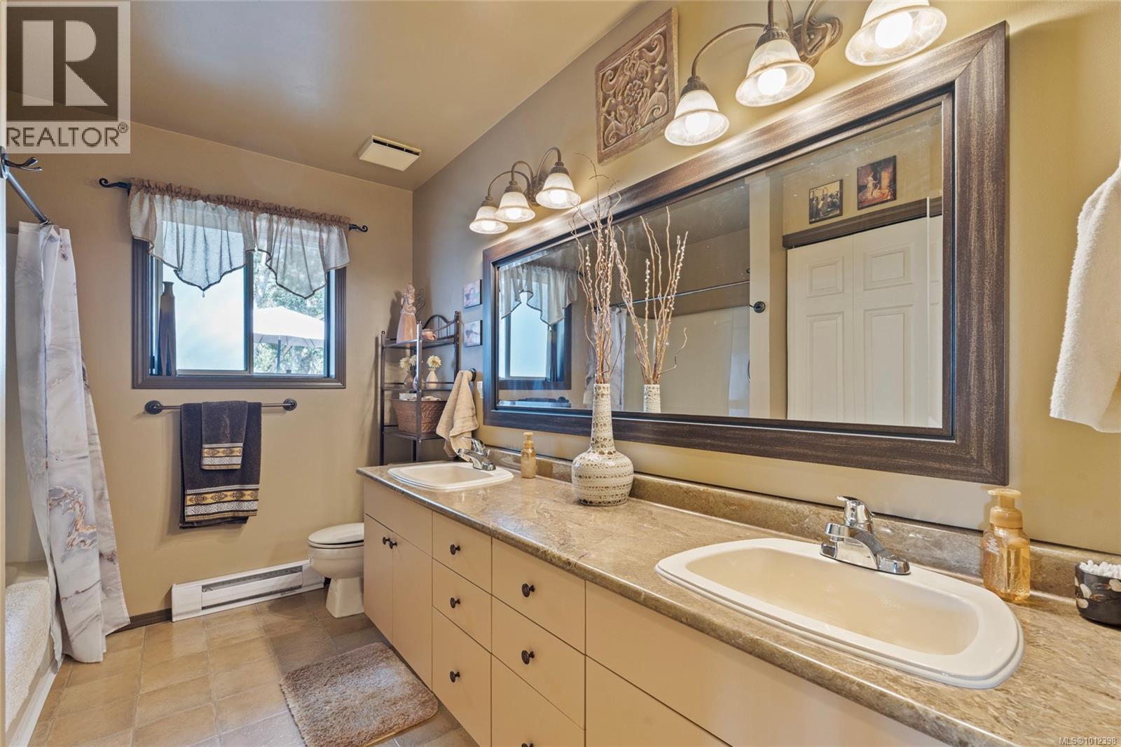 Property at 1252 Mariposa Ave image 4