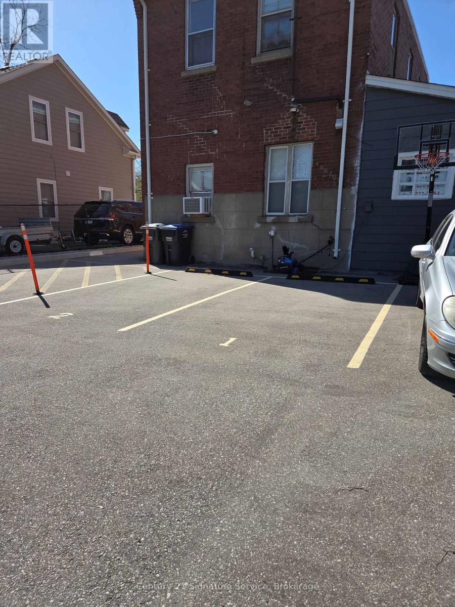 Main Flr - 1060 Old Derry Road, Mississauga, Ontario  L5W 1A1 - Photo 7 - W12107856