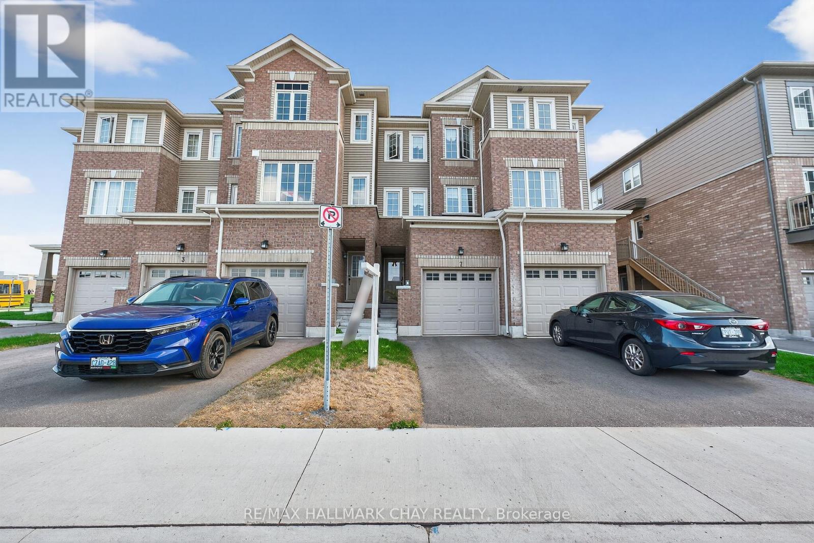 7 TOBIAS LANE, Barrie, Ontario