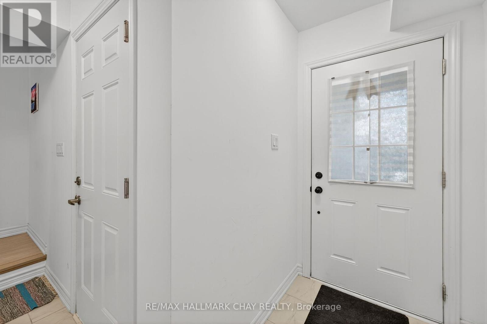 7 Tobias Lane, Barrie, Ontario  L9J 0T8 - Photo 9 - S12394411