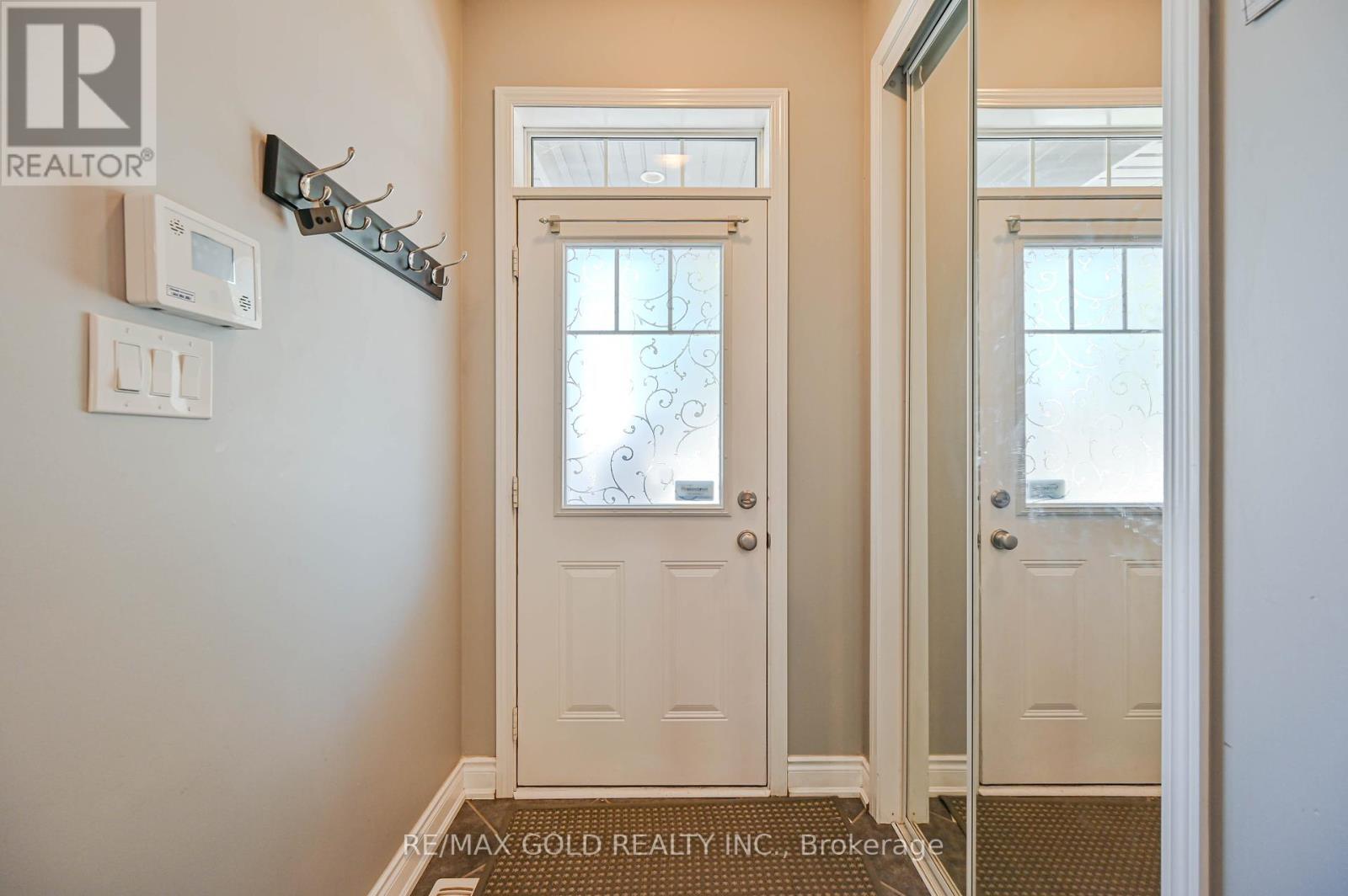 20 Meadowcrest Lane, Brampton, Ontario  L7A 0T8 - Photo 4 - W12394291