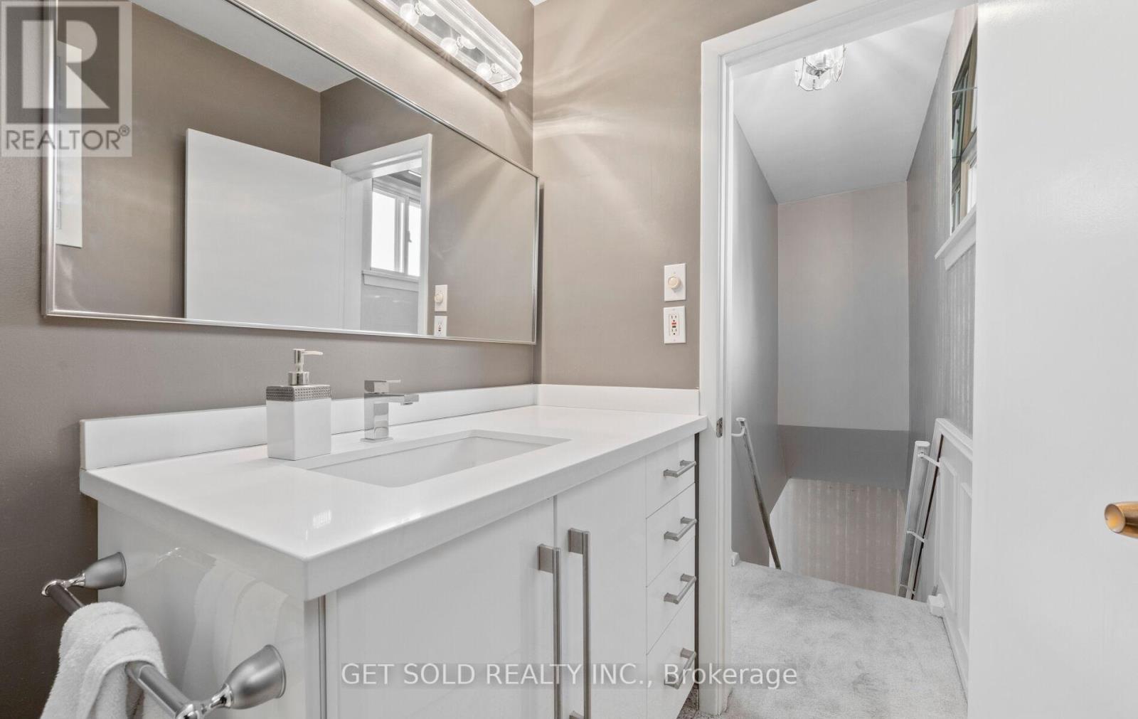 54 Ringway Crescent, Toronto (Elms-Old Rexdale), Ontario  M9W 1X4 - Photo 31 - W12394344