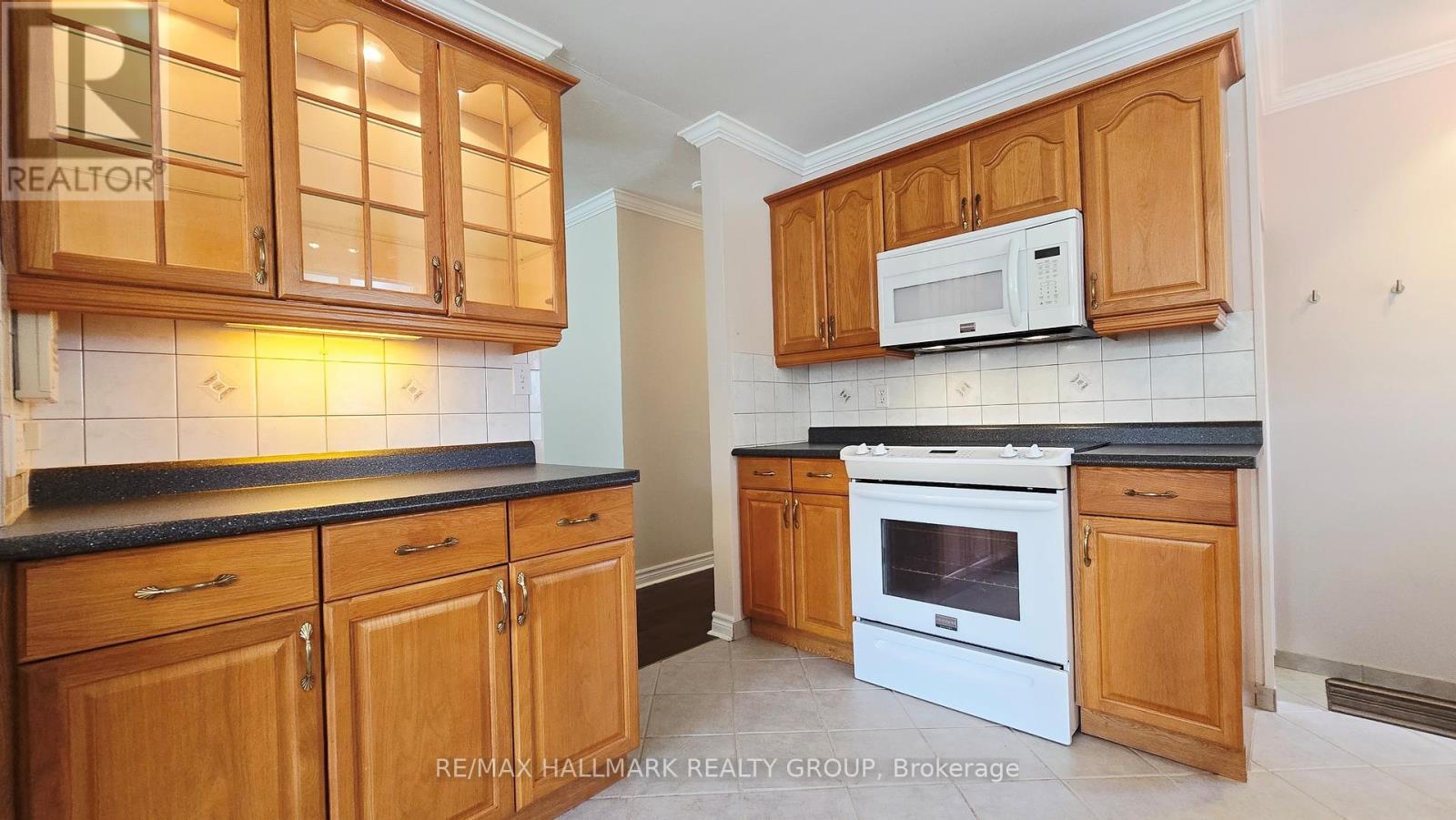 38 Hadley Circle, Ottawa, Ontario  K2H 6N9 - Photo 13 - X12394670